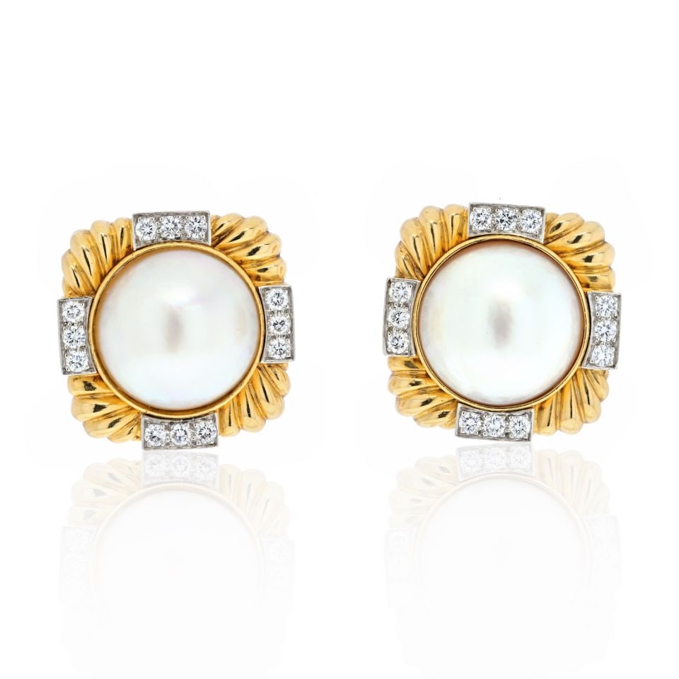 David Webb Fluted Diamond Pearl Clip-On Earrings Platinum 18K Gold: David Webb Fluted Diamond Pearl Clip-On Earrings Platinum 18K Gold Elevate your jewelry collection with these exquisite David Webb clip-on earrings. Crafted from a stunning combination of platinum and