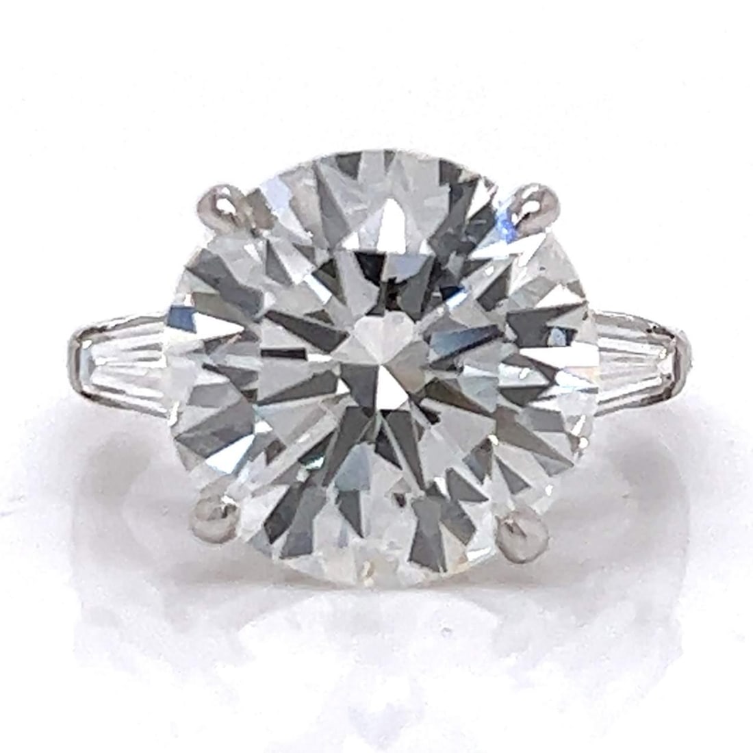 Van Cleef Arpels 6.03 Ct GIA Diamond Ring with Baguette Sides: Van Cleef Arpels 6.03 Ct GIA Diamond Ring with Baguette Sides Pre-owned diamond ring by Van Cleef & Arpels, centered with a GIA certified 6.03 ct round brilliant diamond and accented by two baguette d