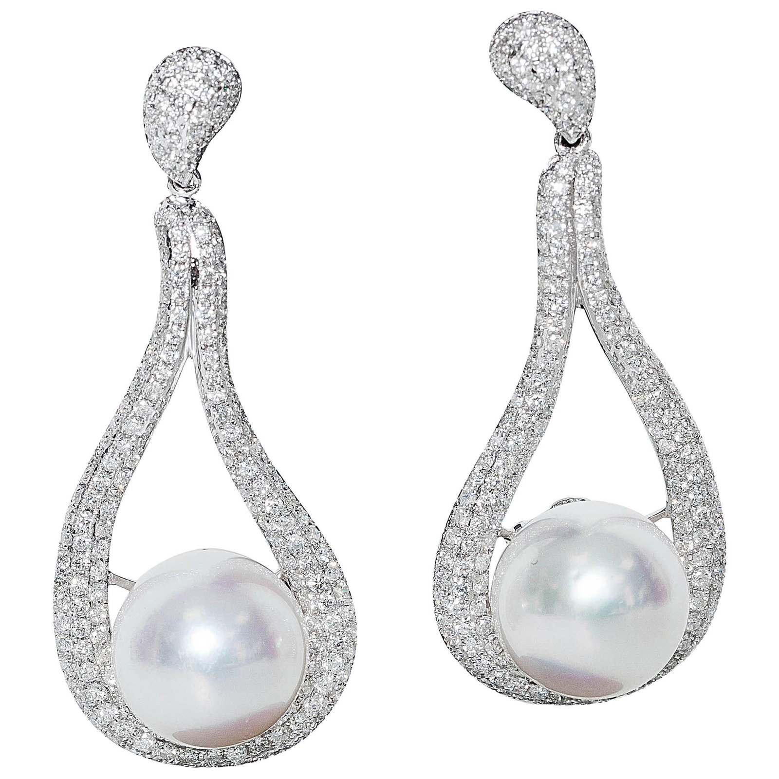Stunning 18k White Gold South Sea Pearl Diamond Dangle Earrings: Stunning 18k White Gold South Sea Pearl Diamond Dangle Earrings Elevate your elegance with these stunning South Sea Pearl and Diamond Dangle Earrings. Crafted from luxurious 18k white gold, these earr