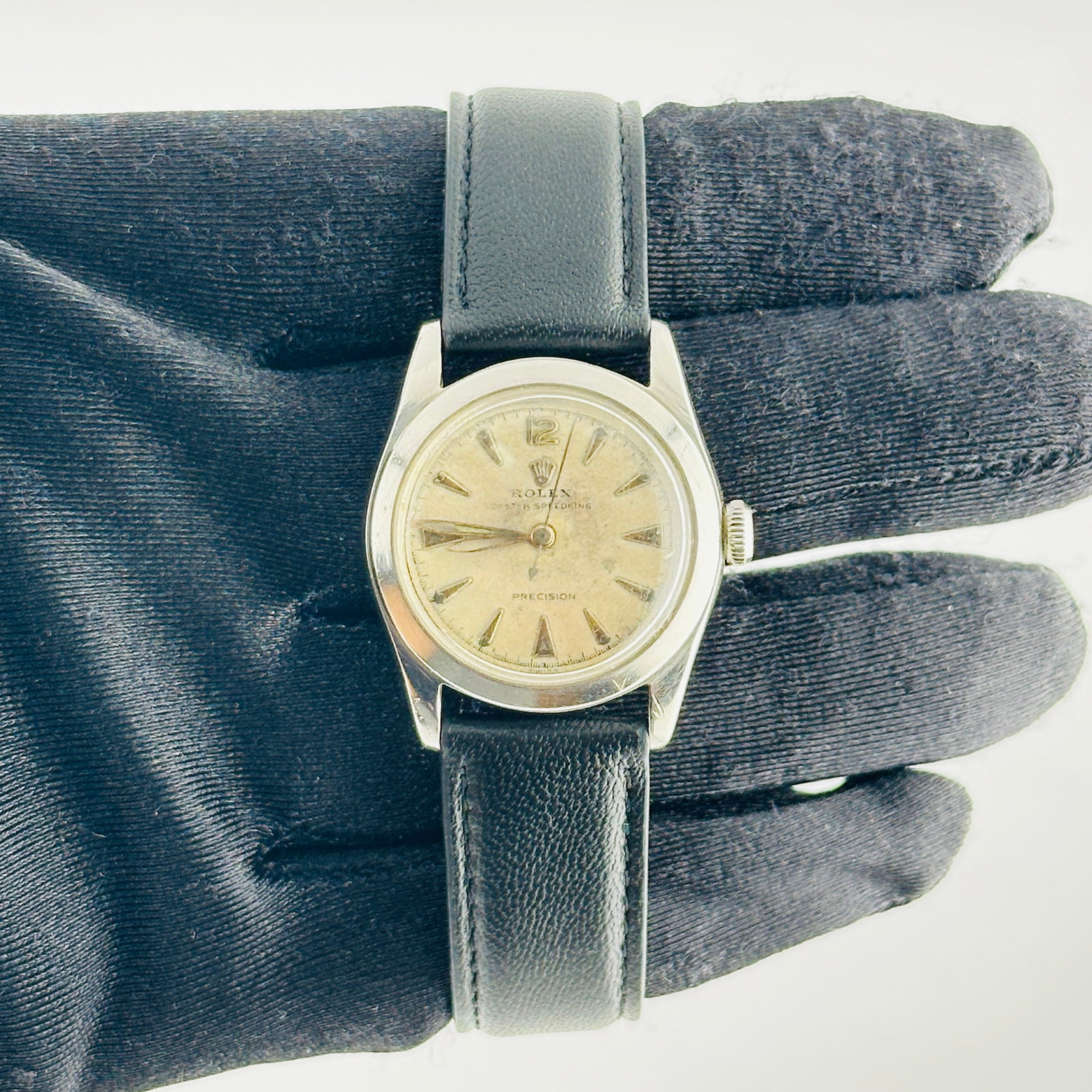 Rolex Oyster Speed-King Ladies Watch Ref. 4220 Leather Band: Rolex Oyster Speed-King Ladies Watch Ref. 4220 Leather Band Rolex Oyster Speed-King wristwatch with a silver stick dial showing spots and fading. This ladies watch features a smooth bezel and is fitte