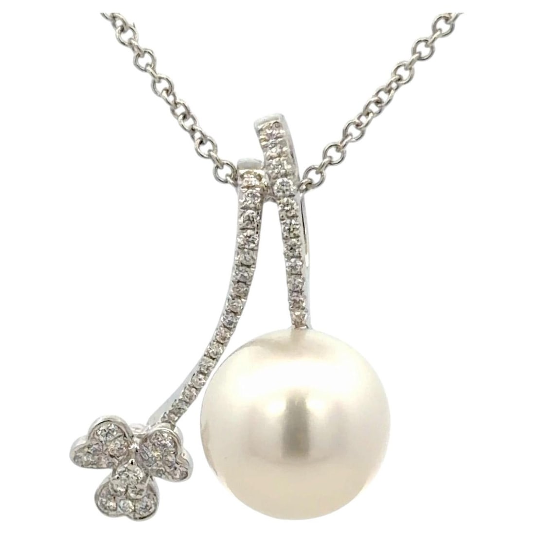 Italian 18K White Gold Pearl Diamond Pendant Necklace 11.5mm 0.24 Cts: Italian 18K White Gold Pearl Diamond Pendant Necklace 11.5mm 0.24 Cts This Italian-made pendant necklace is crafted from 18K white gold and showcases a luminous 11.5mm South Sea pearl. The pendant is 
