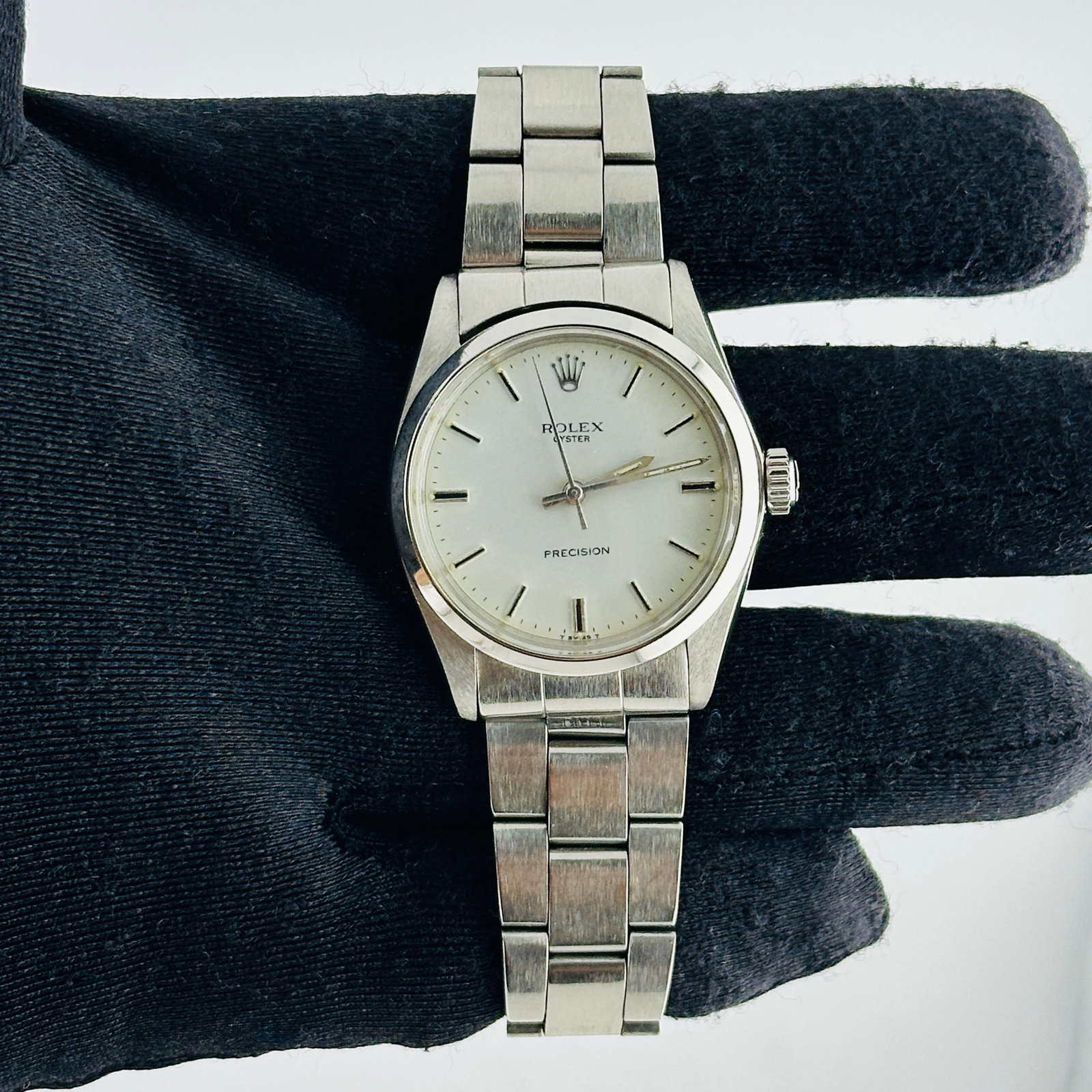 Rolex Oyster Precision Ref 6426 White Stick Dial Folded Oyster Bracelet: Rolex Oyster Precision Ref 6426 White Stick Dial Folded Oyster Bracelet This Rolex Oyster Precision features a white stick dial and a smooth bezel, complemented by an Oyster folded bracelet. Designed 