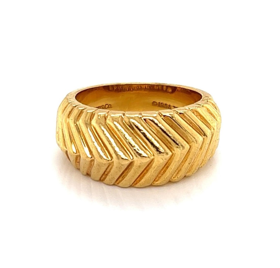 Tiffany & Co. Ribbed Chevron Band Ring in 18k Yellow Gold Size 6: Tiffany & Co. Ribbed Chevron Band Ring in 18k Yellow Gold Size 6 Authentic Tiffany & Co. Ribbed Chevron band ring crafted in solid 18k yellow gold. This wide band features a sculptural ribbed chevron 