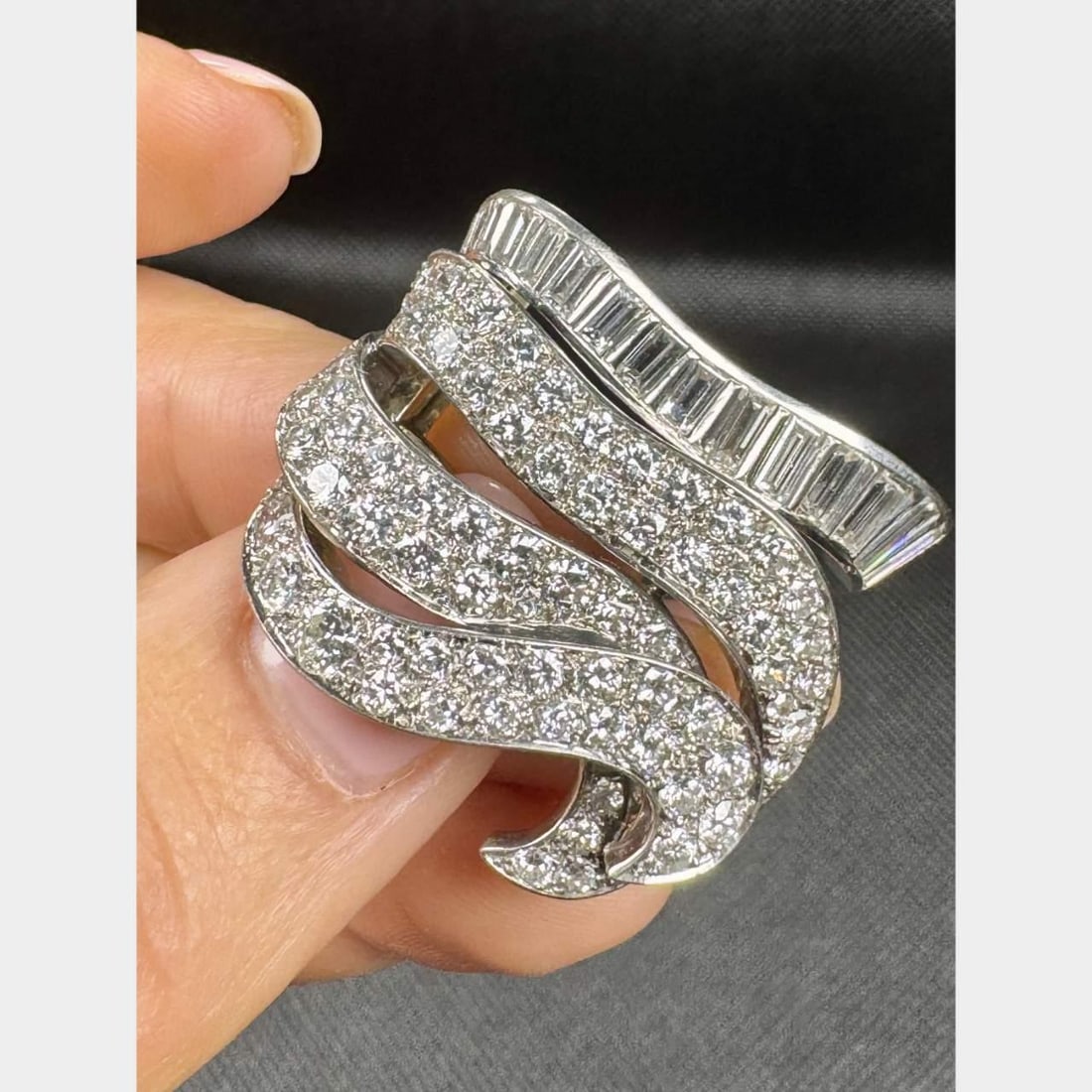 Art Deco Platinum 6.25 Ct Diamond Brooch with 73 Diamonds: Art Deco Platinum 6.25 Ct Diamond Brooch with 73 Diamonds This exquisite Art Deco brooch showcases a stunning design crafted from platinum, featuring a total of 6.25 carats of diamonds. The brooch is 