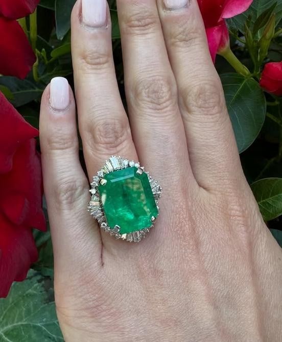 Vintage Platinum GIA Certified 25.15ct Colombian Emerald Diamond Ring: Vintage Platinum GIA Certified 25.15ct Colombian Emerald Diamond Ring This exquisite vintage statement ring showcases a stunning natural Colombian emerald, set in solid platinum. The centerpiece is a 