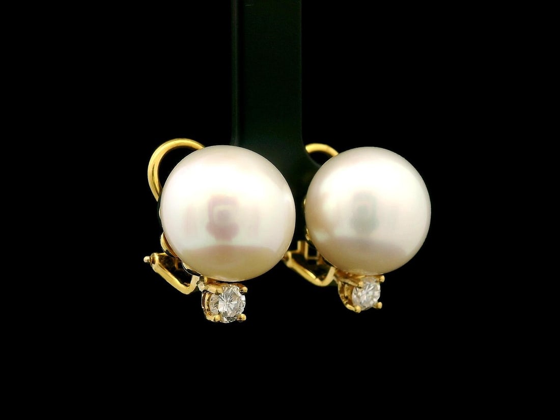 Elegant 18K White Gold Pearl Diamond Clip-On Earrings: Elegant 18K White Gold Pearl Diamond Clip-On Earrings Enhance your elegance with these stunning Classic 18k Gold Clip-On Earrings featuring large 13mm genuine cultured pearls. Each earring is adorned 