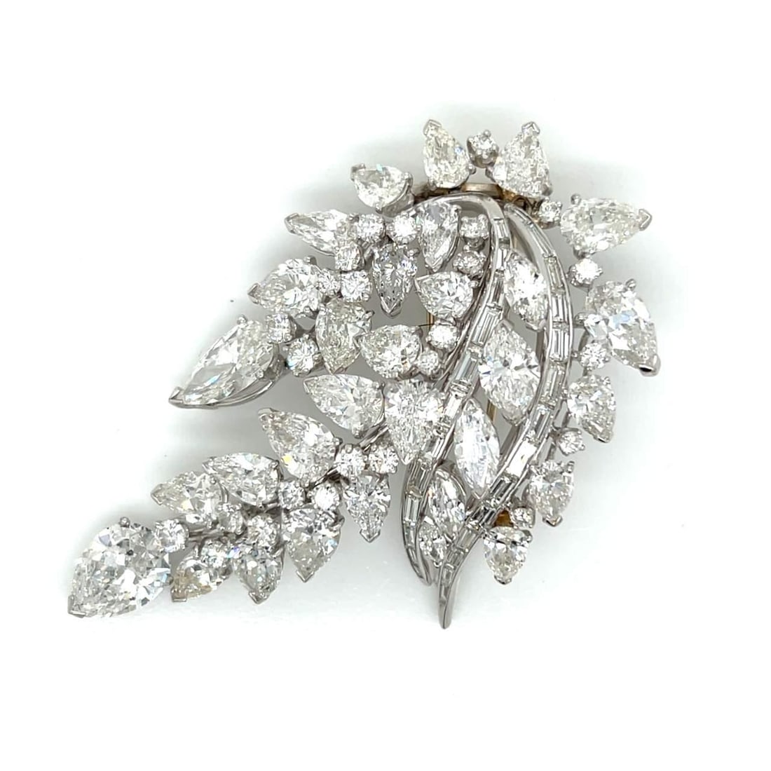 1950's Platinum Diamond Brooch 29.03 Ct E-H VS1-SI2: 1950's Platinum Diamond Brooch 29.03 Ct E-H VS1-SI2 This stunning 1950's Platinum Diamond Brooch is a remarkable piece of jewelry, featuring a total diamond weight of 29.03 carats. The brooch is craft