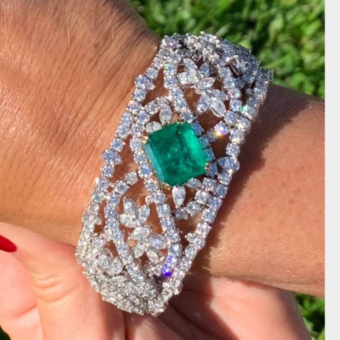 AGL Certified 18K White Gold Colombian Emerald Diamond Bracelet: AGL Certified 18K White Gold Colombian Emerald Diamond Bracelet This exquisite bracelet features a stunning Colombian emerald and diamond design crafted in 18K white gold. At its center lies a spectac
