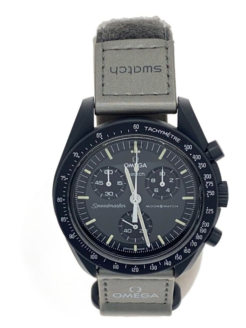 OMEGAxSWATCH Mercury Men s Wristwatch SO33A100: OMEGAxSWATCH Mercury Men s Wristwatch SO33A100 This OMEGAxSWATCH Mission to Mercury SO33A100 men's wristwatch features a Swiss origin and is designed for men. The watch is in slightly used, pre-owned 