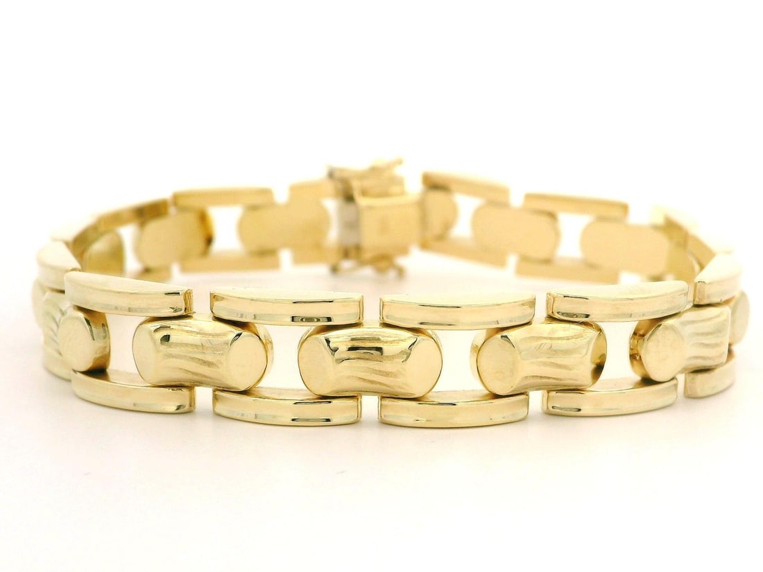 14k Yellow Gold Wide Link Puffed Bracelet 7.5 in: 14k Yellow Gold Wide Link Puffed Bracelet 7.5 in This vintage retro bracelet is crafted from 14k yellow gold and features a hollow, puffed, textured, and grooved wide link design. The bracelet measure