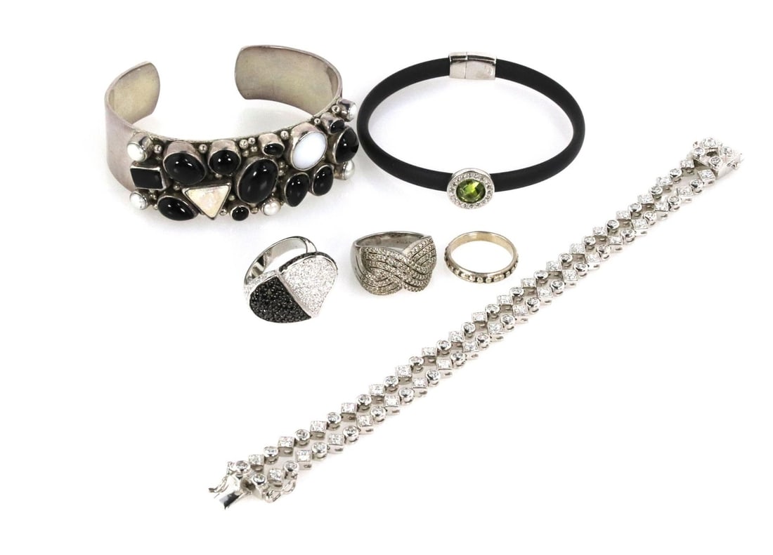 Vintage Sterling Silver Jewelry Lot of 6 with Gemstones: Vintage Sterling Silver Jewelry Lot of 6 with Gemstones Discover this exquisite lot of 6 vintage jewelry pieces, meticulously crafted from sterling silver and adorned with colorful gemstones and spark