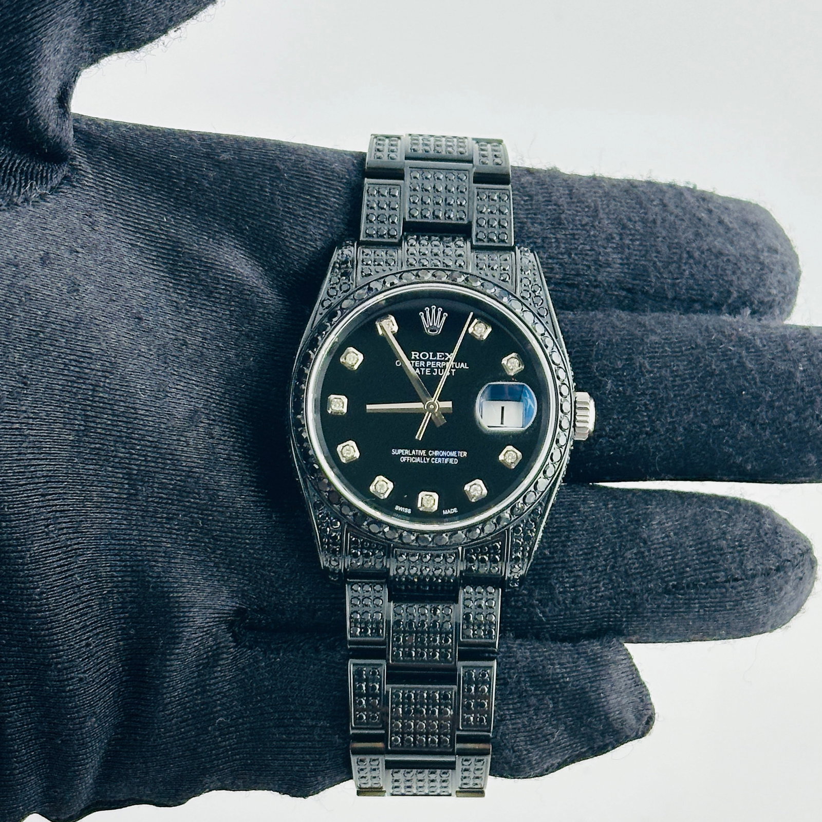 Rolex 116200 Datejust Oyster Bracelet Black Dial Watch with Papers 2007: Rolex 116200 Datejust Oyster Bracelet Black Dial Watch with Papers 2007 This Rolex Datejust features a black dial and a diamond bezel, paired with an Oyster bracelet. The watch is a men's model with r
