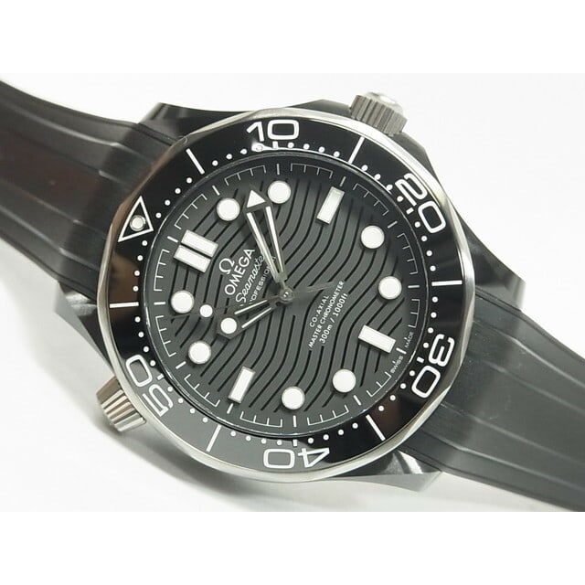 OMEGA Seamaster Diver 300M 43.5mm Black Ceramic Mens Wristwatch: OMEGA Seamaster Diver 300M 43.5mm Black Ceramic Mens Wristwatch Pre-owned OMEGA Seamaster Diver 300M Co-Axial Master Chronometer men's wristwatch with a 43.5 mm black ceramic case, black ceramic unidi