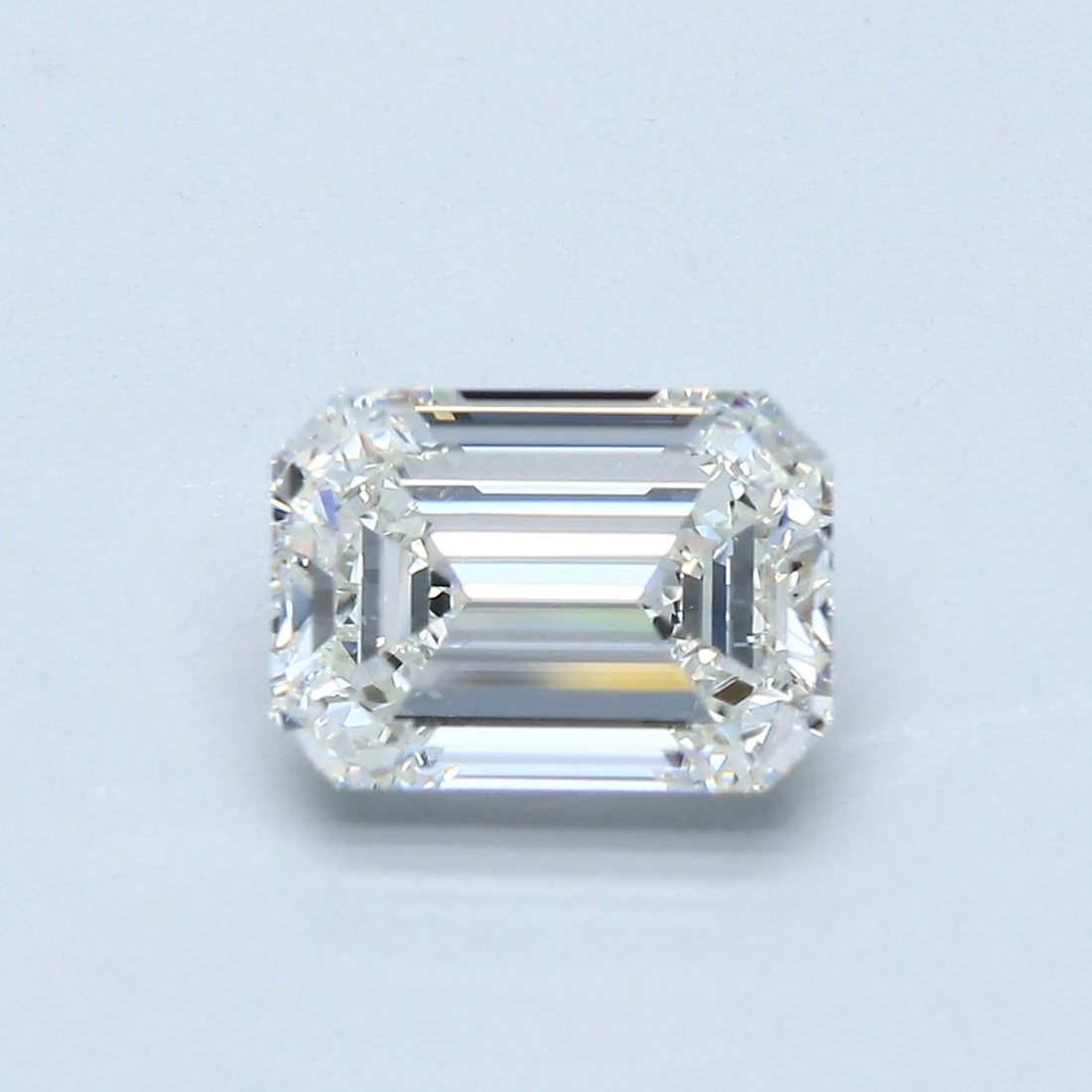 Loose Diamond - EMERALD 2.02ct I VS1: Loose Diamond - EMERALD 2.02ct I VS1 Source: Natural Mined Diamond Shape: EMERALD Carats: 2.02 Color: I Clarity: VS1 Certification: GIA Condition: Pre-Owned PLEASE NOTE: Framed, Large, or heavy items 