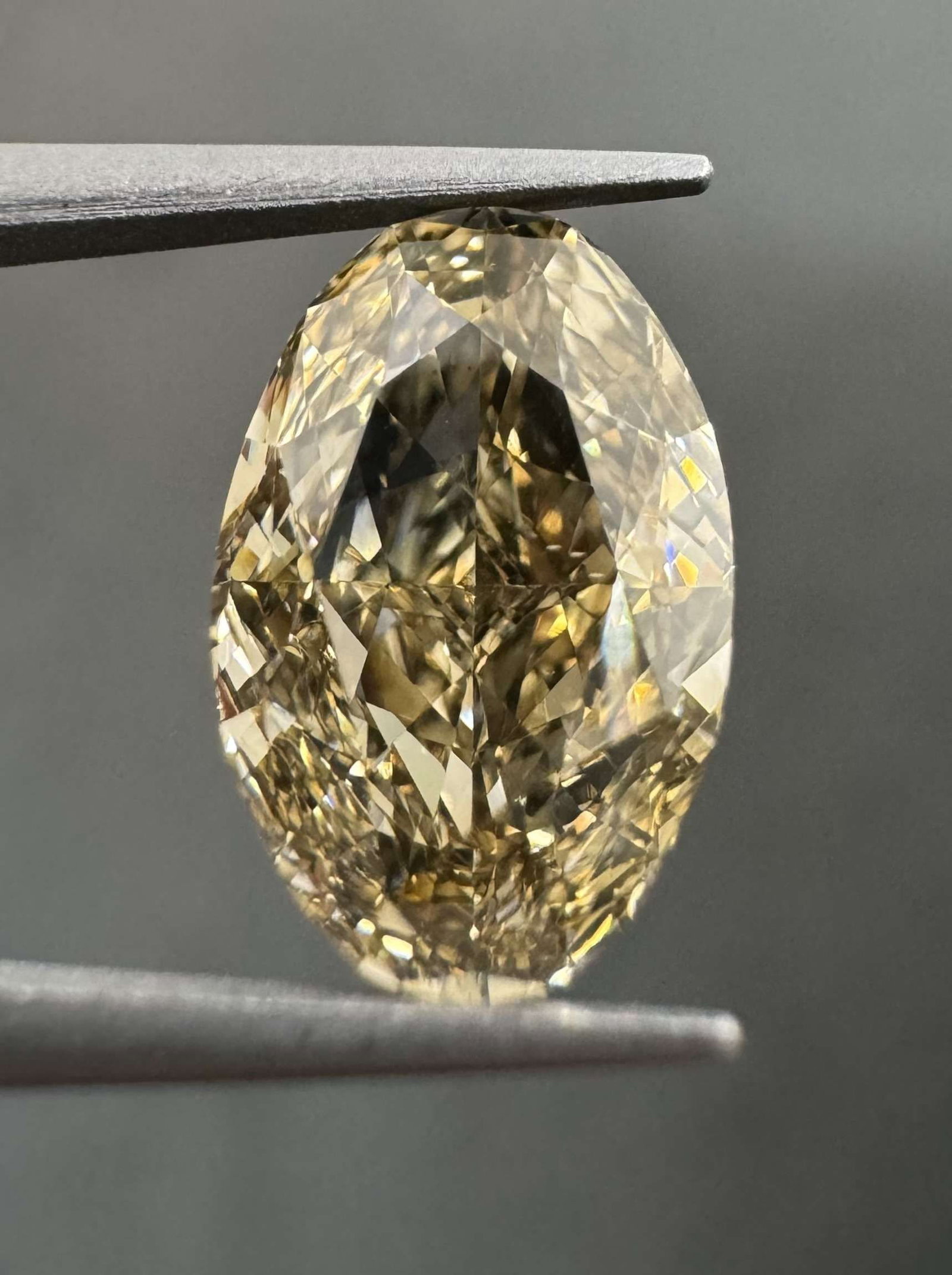 Loose Diamond - OVAL 2.51ct Fancy Yellow Brown VS1: Loose Diamond - OVAL 2.51ct Fancy Yellow Brown VS1 Source: Natural Shape: OVAL Carats: 2.51 Color: Fancy Yellow Brown Certification: GIA Video: