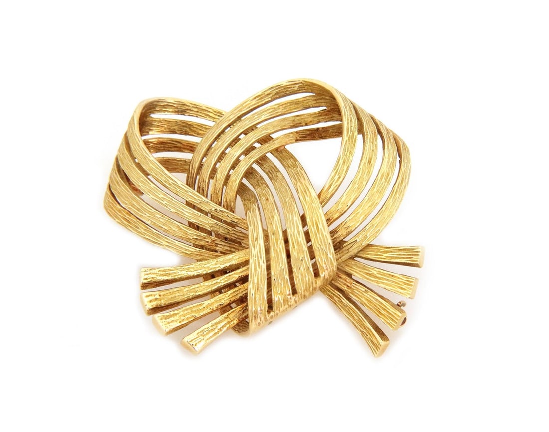 Tiffany Co 18k Yellow Gold Ribbon Bow Brooch Vintage: Tiffany Co 18k Yellow Gold Ribbon Bow Brooch Vintage This exquisite vintage bow pin is crafted from 18k yellow gold, showcasing a stunning textured open style ribbon design. The large bow features fou