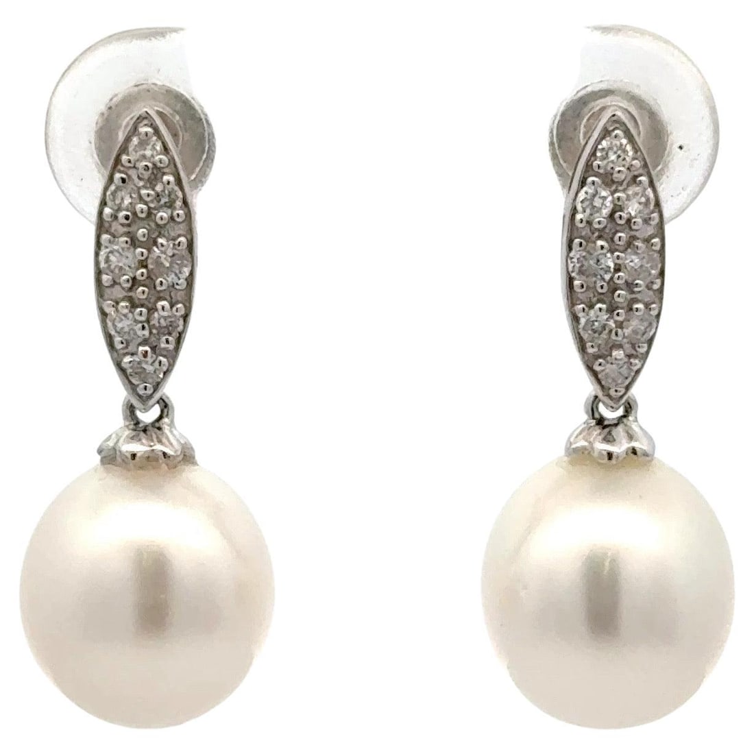 Harbor Diamonds 18K White Gold South Sea Pearl Diamond Drop Earrings: Harbor Diamonds 18K White Gold South Sea Pearl Diamond Drop Earrings Elevate your elegance with these stunning drop earrings crafted from 18 karat white gold. Featuring two exquisite South Sea pearls,