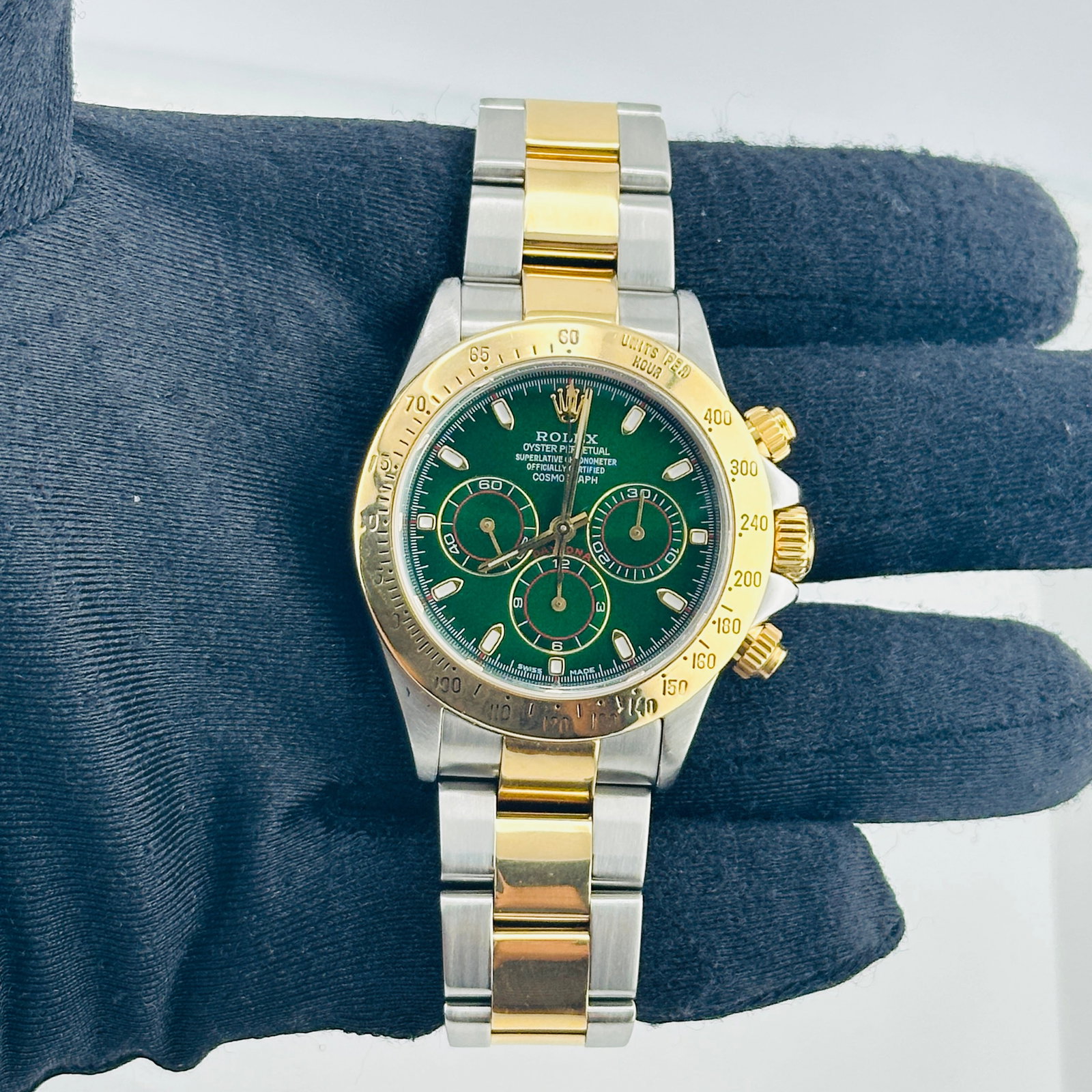 Rolex 16523 Daytona mens watch aftermarket green dial Oyster bracelet: Rolex 16523 Daytona mens watch aftermarket green dial Oyster bracelet This Rolex Daytona features a black dial and a fixed bezel, complemented by an Oyster bracelet. It is part of the Daytona series a