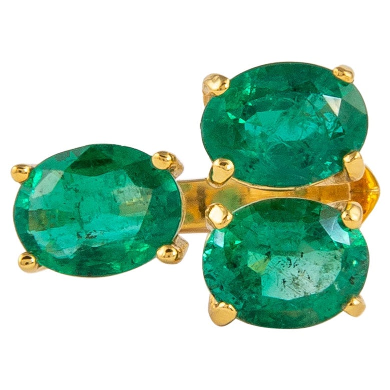 4.49ct Emerald Toi Et Moi Ring 18k Gold: 4.49ct Emerald Toi Et Moi Ring 18k Gold Presenting a captivating 4.49ct Toi Et Moi Emerald Ring crafted in luxurious 18k yellow gold. This stunning piece features three exquisite oval-cut emeralds tot