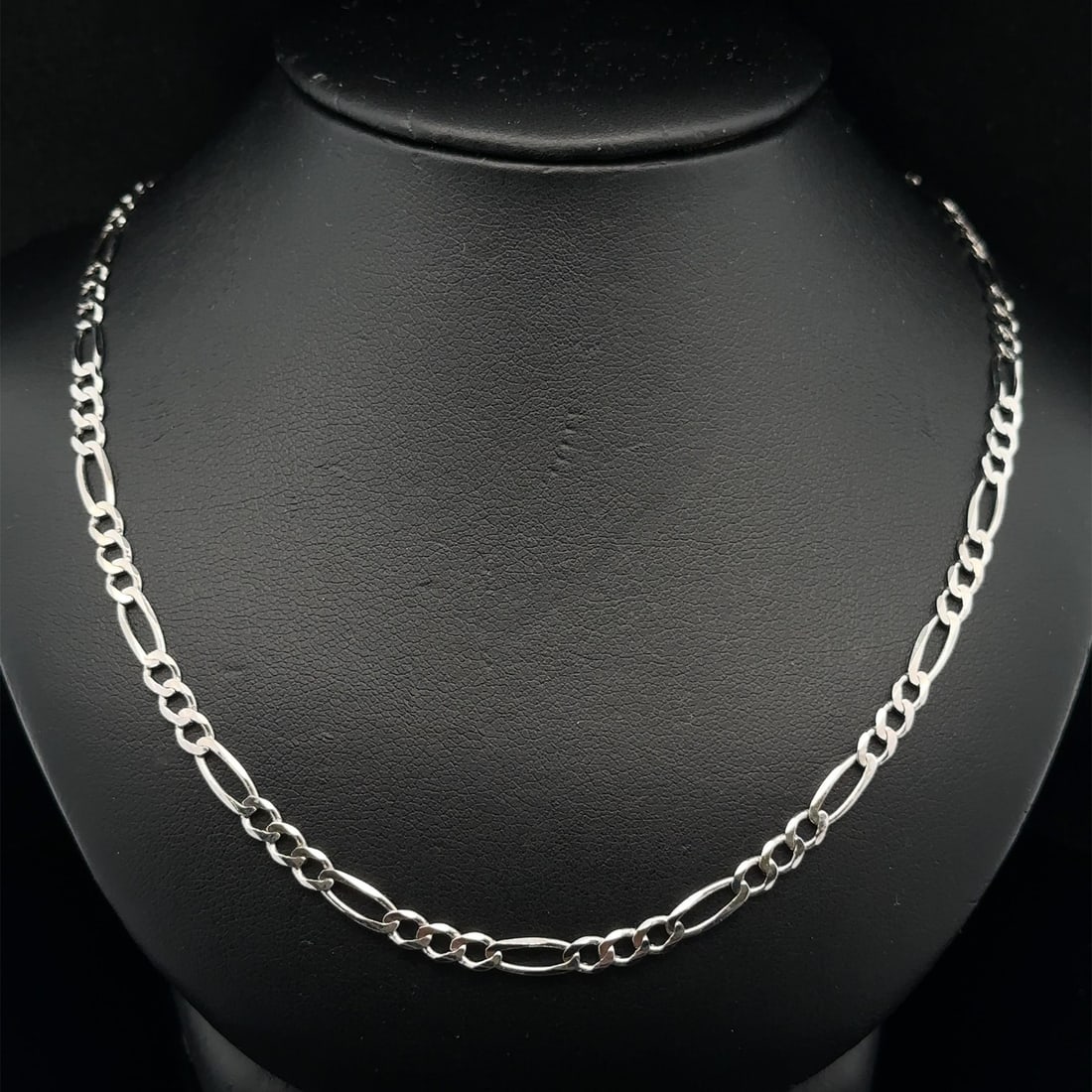 Men's 14k White Gold 22 Inch Figaro Link Necklace with Lobster Claw: Men's 14k White Gold 22 Inch Figaro Link Necklace with Lobster Claw Elevate your style with this Men's Classic Figaro Link Chain Necklace crafted from solid 14k white gold. This elegant necklace featu