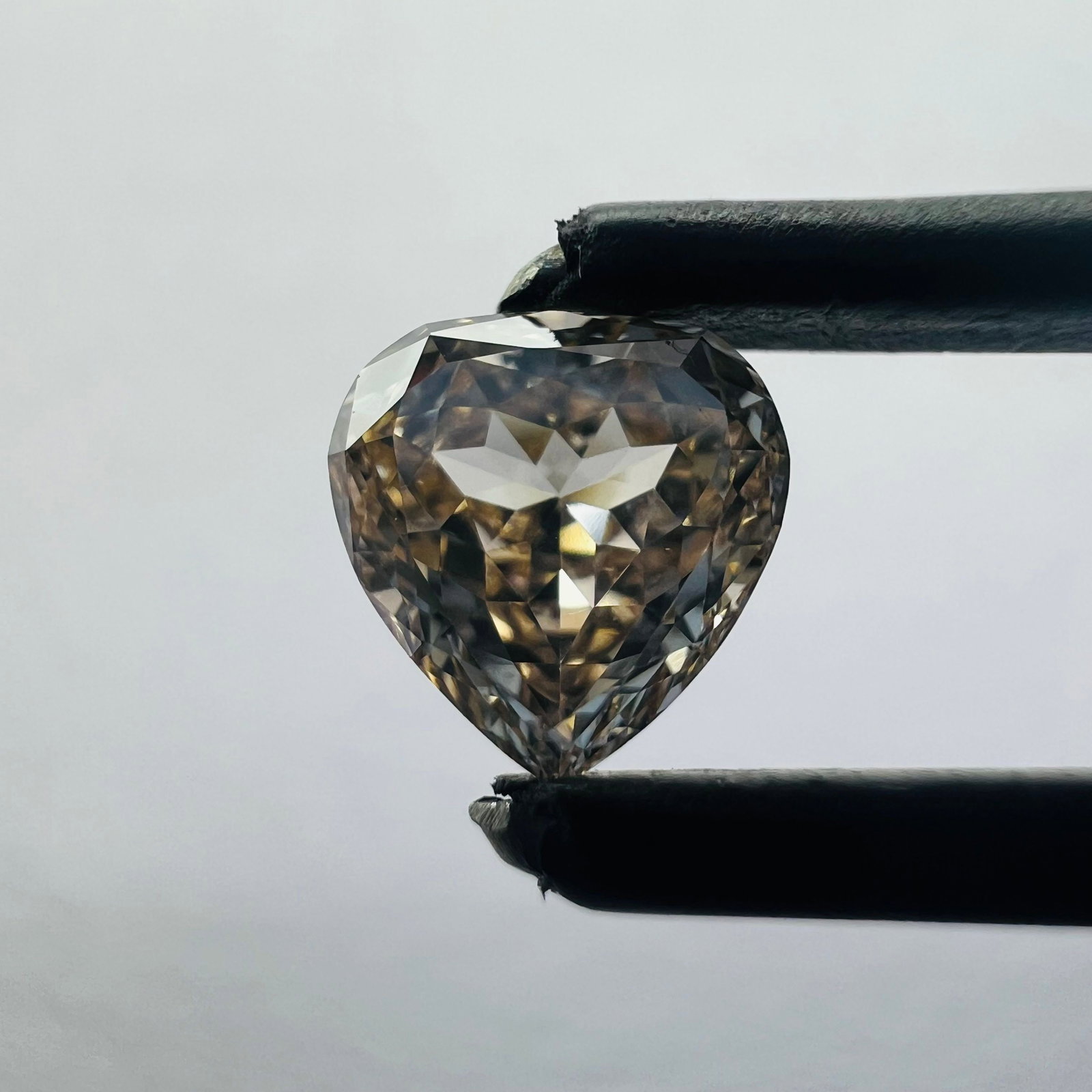 Loose Diamond - HEART 0.58ct Orange VVS2: Loose Diamond - HEART 0.58ct Orange VVS2 Source: This is a real non-mined Diamond that has been grown in a lab Shape: HEART Carats: 0.58 Color: Orange Certification: NONE PLEASE NOTE: Framed, Large,