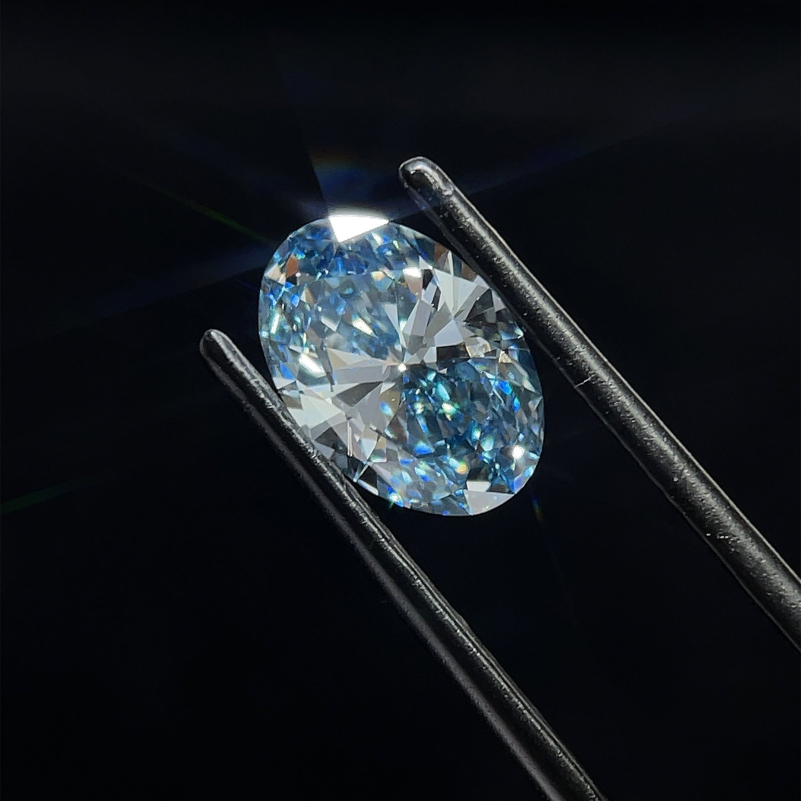 Loose Diamond - OVAL 1.94ct Blue SI1: Loose Diamond - OVAL 1.94ct Blue SI1 Source: This is a real non-mined Diamond that has been grown in a lab Shape: OVAL Carats: 1.94 Color: Blue Certification: NONE PLEASE NOTE: Framed, Large, or heavy