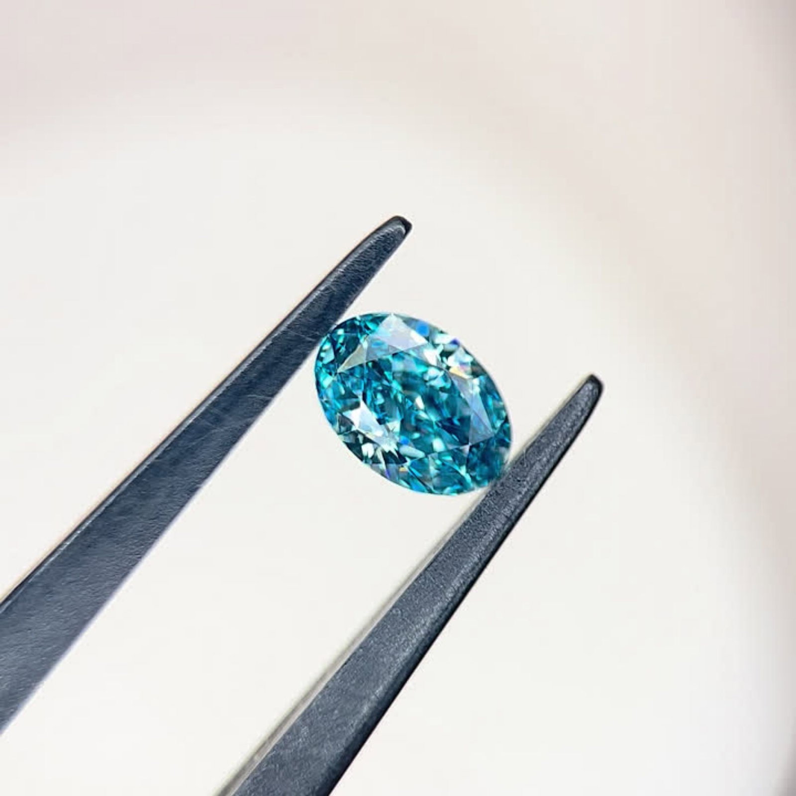 Loose Diamond - OVAL 1.03ct Fancy Vivid Blue VVS2: Loose Diamond - OVAL 1.03ct Fancy Vivid Blue VVS2 Source: This is a real non-mined Diamond that has been grown in a lab Shape: OVAL Carats: 1.03 Color: Fancy Vivid Blue Certification: IGI Video:
