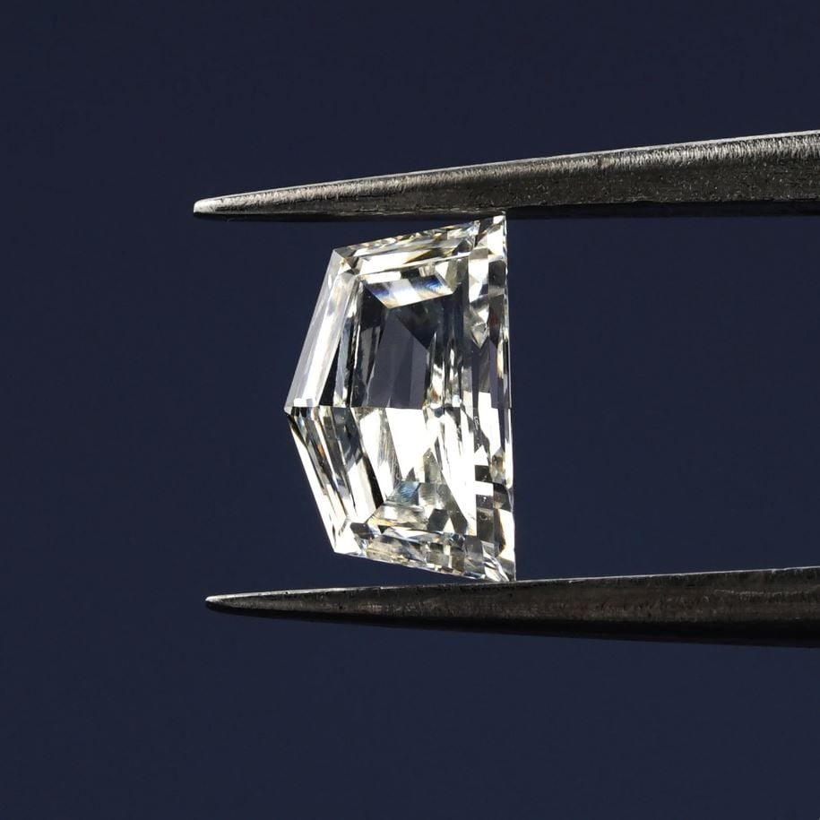 Loose Diamond - TRAPEZOID 0.2ct E VS1: Loose Diamond - TRAPEZOID 0.2ct E VS1 Source: This is a real non-mined Diamond that has been grown in a lab Shape: TRAPEZOID Carats: 0.2 Color: E Clarity: VS1 Certification: NONE Video: