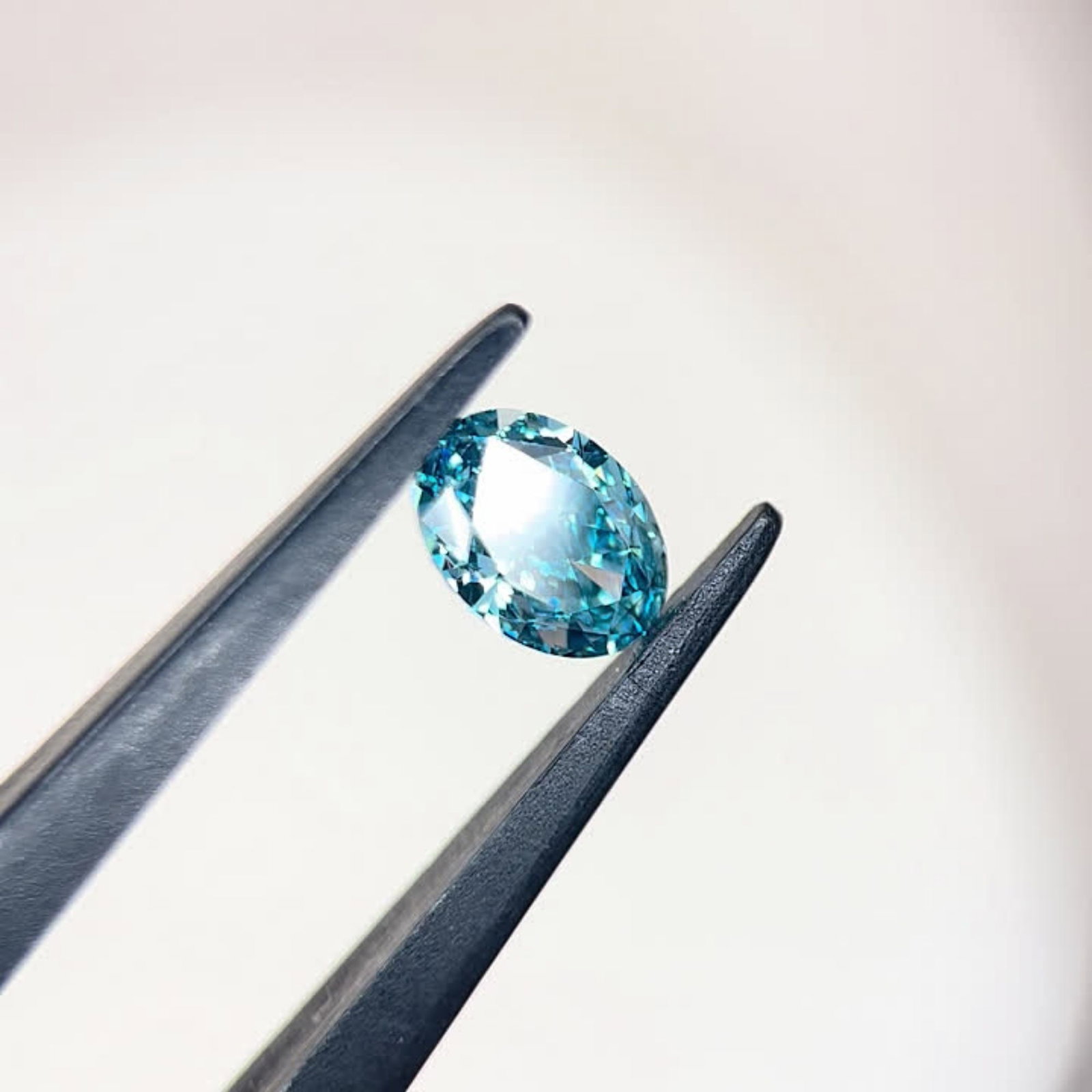 Loose Diamond - OVAL 1.07ct Fancy Vivid Blue VVS2: Loose Diamond - OVAL 1.07ct Fancy Vivid Blue VVS2 Source: This is a real non-mined Diamond that has been grown in a lab Shape: OVAL Carats: 1.07 Color: Fancy Vivid Blue Certification: IGI Video: