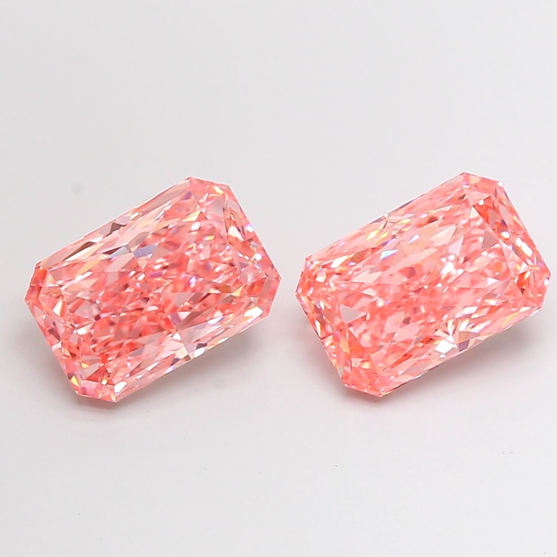 Loose Diamond - RADIANT 4.01ct Fancy Vivid Pink VS1: Loose Diamond - RADIANT 4.01ct Fancy Vivid Pink VS1 Source: This is a real non-mined Diamond that has been grown in a lab Shape: RADIANT Carats: 4.01 Color: Fancy Vivid Pink Certification: IGI Video: