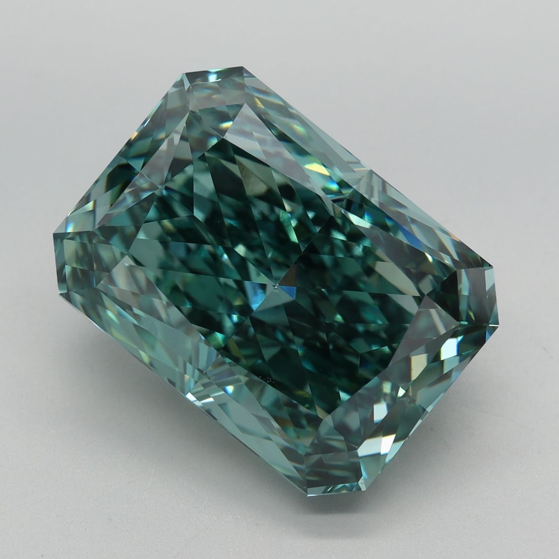 Loose Diamond - RADIANT 11.9ct Fancy Vivid Green VVS2: Loose Diamond - RADIANT 11.9ct Fancy Vivid Green VVS2 Source: This is a real non-mined Diamond that has been grown in a lab Shape: RADIANT Carats: 11.9 Color: Fancy Vivid Green Certification: IGI Vide