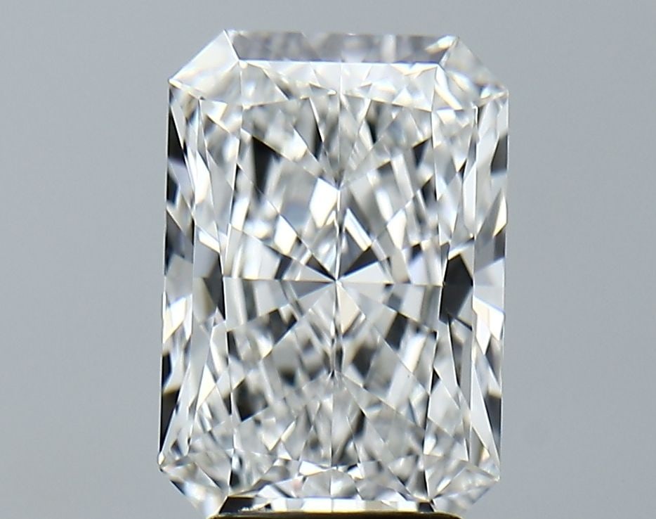 Loose Diamond - RADIANT 3.17ct E VVS2: Loose Diamond - RADIANT 3.17ct E VVS2 Source: This is a real non-mined Diamond that has been grown in a lab Shape: RADIANT Carats: 3.17 Color: E Clarity: VVS2 Certification: IGI Video: