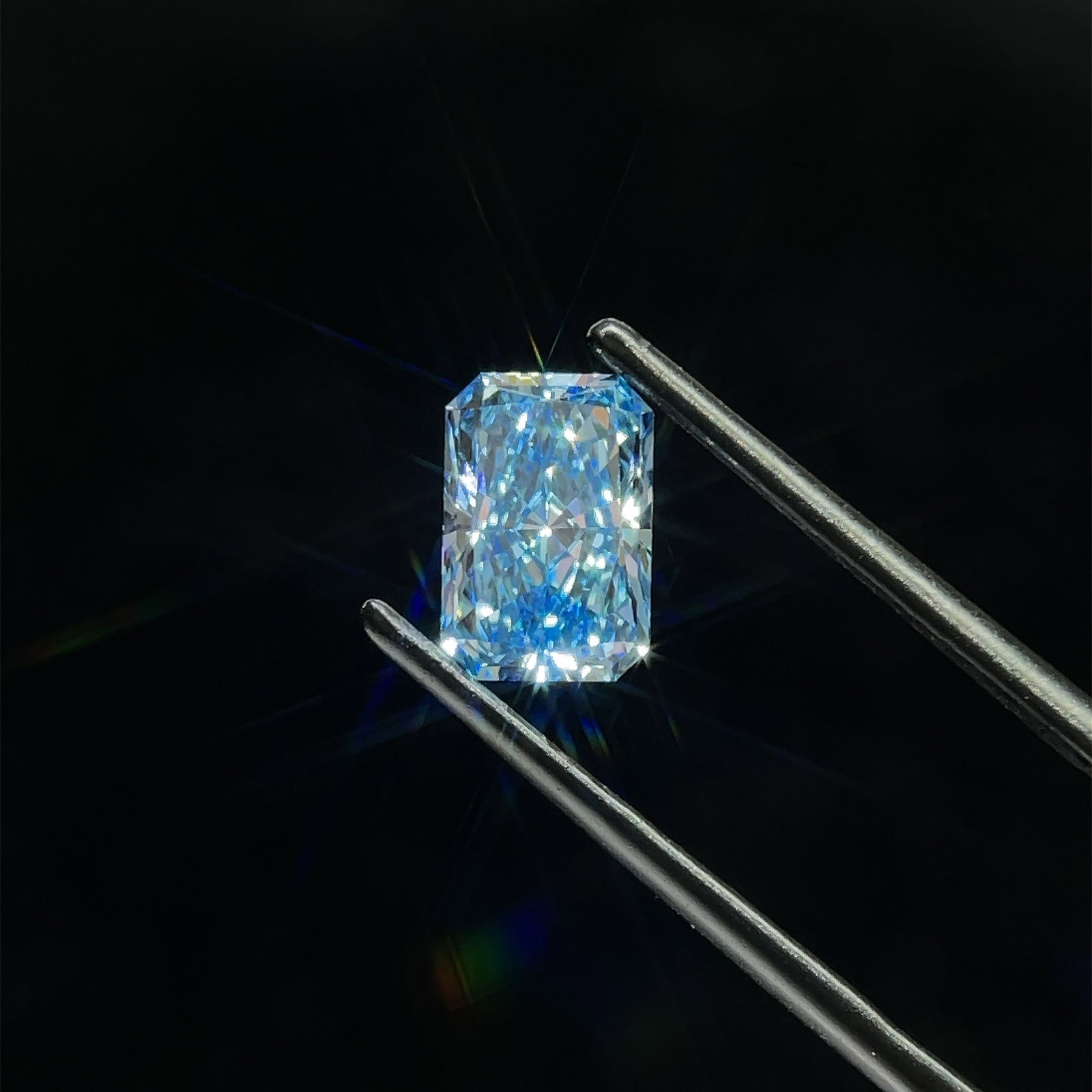 Loose Diamond - RADIANT 1.75ct Fancy Vivid Blue VS1: Loose Diamond - RADIANT 1.75ct Fancy Vivid Blue VS1 Source: This is a real non-mined Diamond that has been grown in a lab Shape: RADIANT Carats: 1.75 Color: Fancy Vivid Blue Certification: IGI Video:
