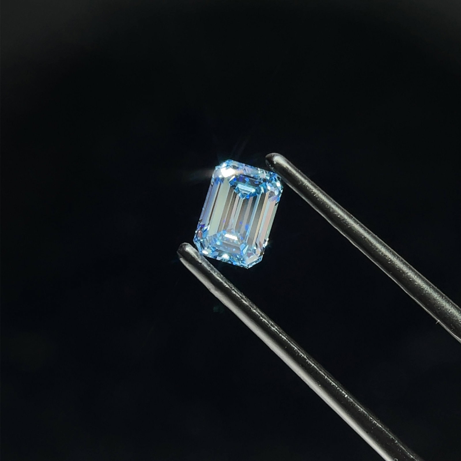 Loose Diamond - EMERALD 0.74ct Fancy Vivid Blue VS1: Loose Diamond - EMERALD 0.74ct Fancy Vivid Blue VS1 Source: This is a real non-mined Diamond that has been grown in a lab Shape: EMERALD Carats: 0.74 Color: Fancy Vivid Blue Certification: IGI Video: