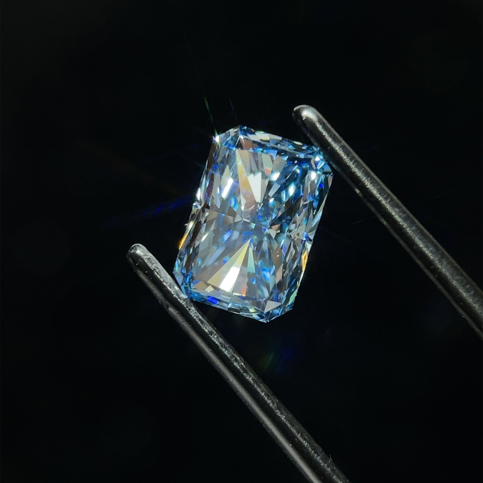 Loose Diamond - RADIANT 1.99ct Blue VS2: Loose Diamond - RADIANT 1.99ct Blue VS2 Source: This is a real non-mined Diamond that has been grown in a lab Shape: RADIANT Carats: 1.99 Color: Blue Certification: NONE PLEASE NOTE: Framed, Large,