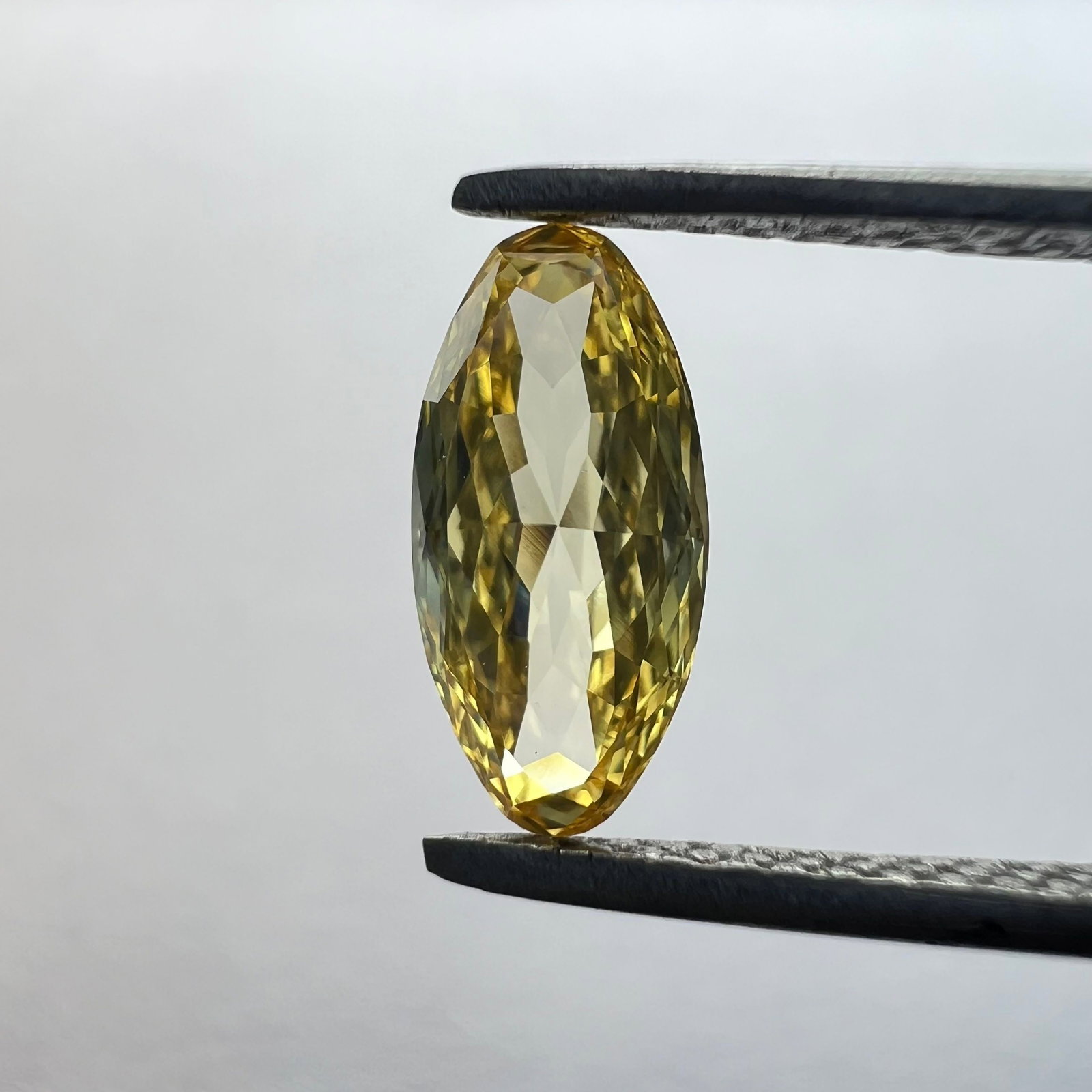 Loose Diamond - OVAL 0.73ct Yellow VVS2: Loose Diamond - OVAL 0.73ct Yellow VVS2 Source: This is a real non-mined Diamond that has been grown in a lab Shape: OVAL Carats: 0.73 Color: Yellow Certification: NONE PLEASE NOTE: Framed, Large, or 