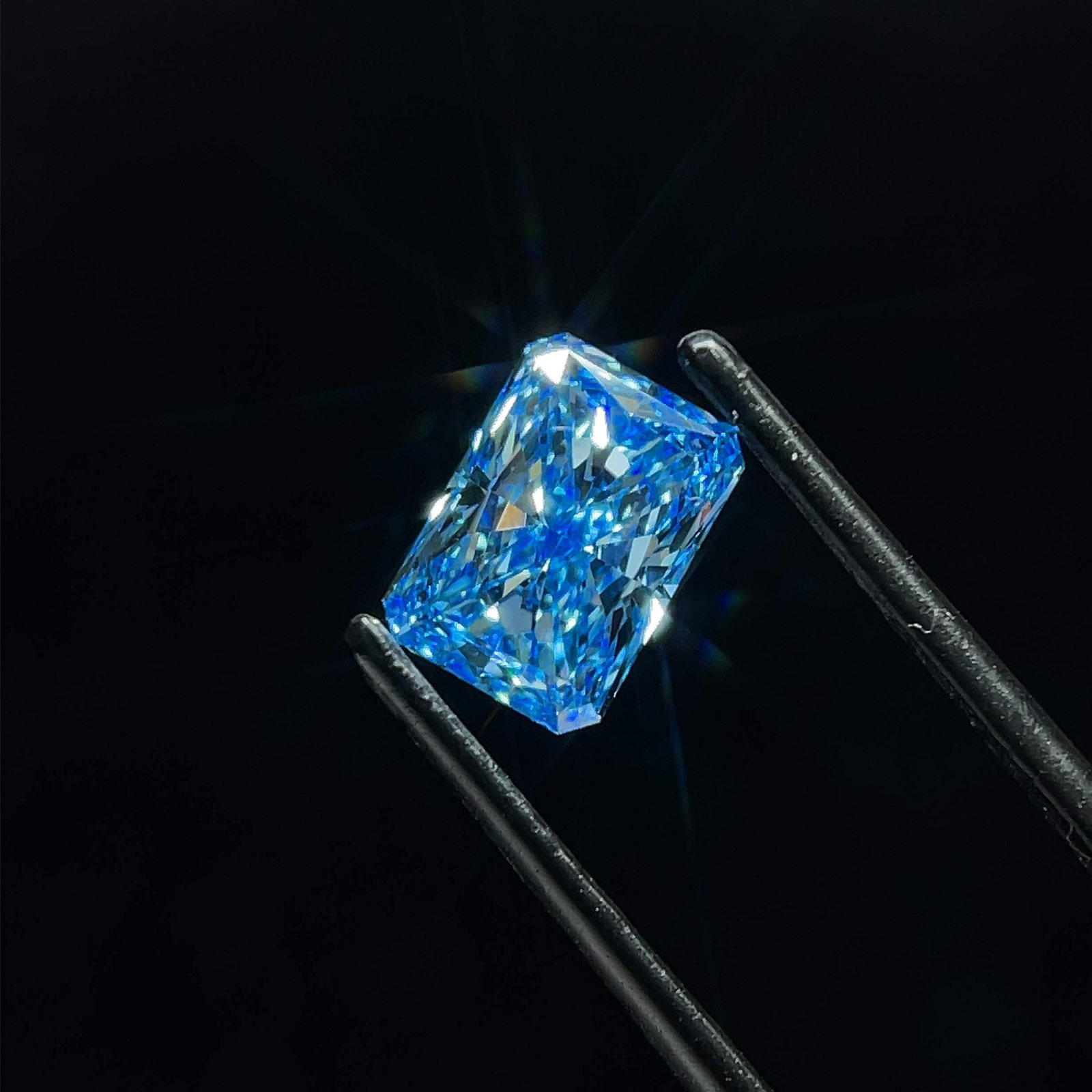 Loose Diamond - RADIANT 1.91ct Fancy Vivid Blue VS1: Loose Diamond - RADIANT 1.91ct Fancy Vivid Blue VS1 Source: This is a real non-mined Diamond that has been grown in a lab Shape: RADIANT Carats: 1.91 Color: Fancy Vivid Blue Certification: IGI Video: