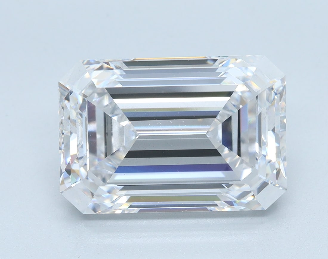 Loose Diamond - EMERALD 5.84ct D VS2: Loose Diamond - EMERALD 5.84ct D VS2 Source: This is a real non-mined Diamond that has been grown in a lab Shape: EMERALD Carats: 5.84 Color: D Clarity: VS2 Certification: IGI Condition: Pre-Owned PLE