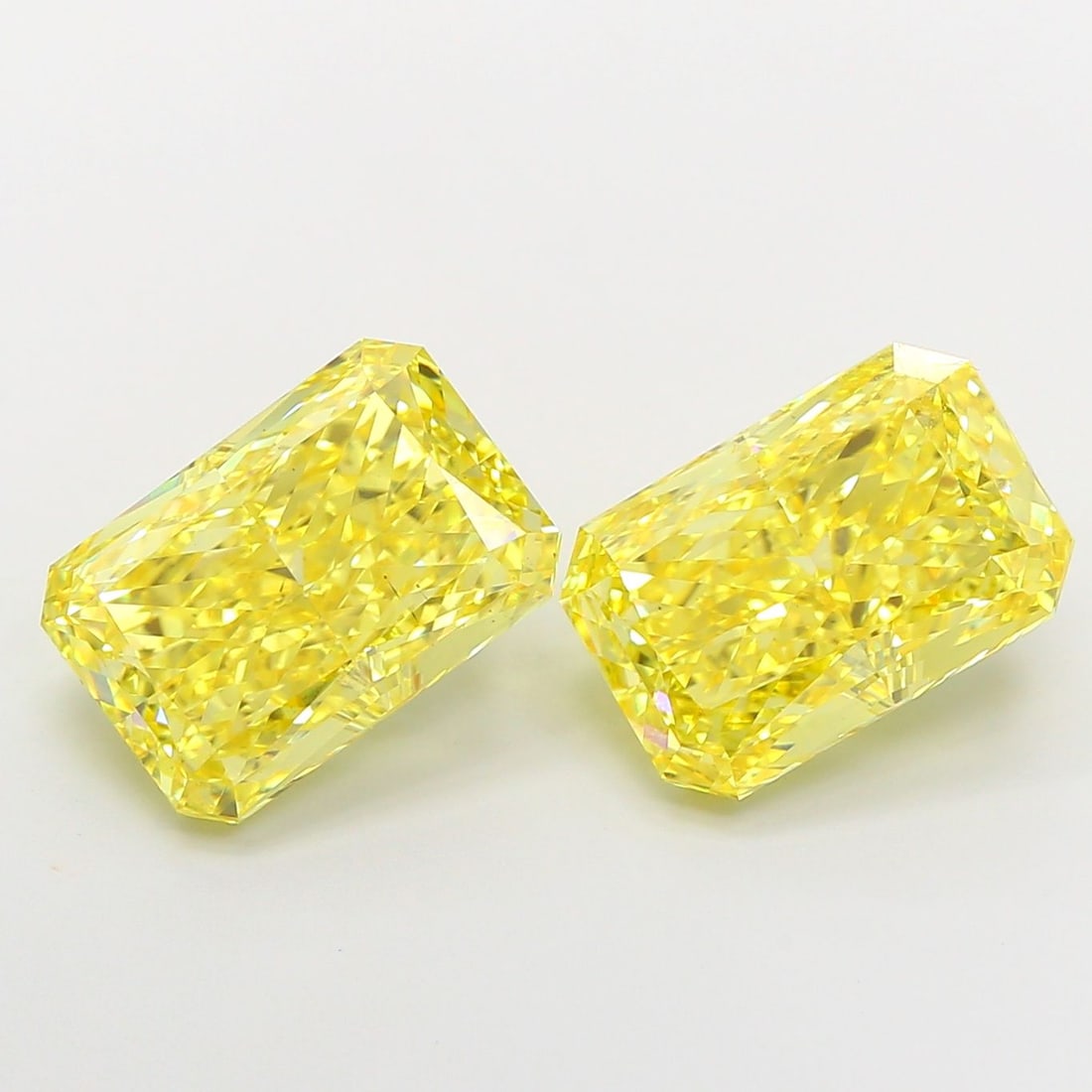 Loose Diamond - RADIANT 5.09ct Fancy Vivid Yellow VS2: Loose Diamond - RADIANT 5.09ct Fancy Vivid Yellow VS2 Source: This is a real non-mined Diamond that has been grown in a lab Shape: RADIANT Carats: 5.09 Color: Fancy Vivid Yellow Certification: IGI Vid