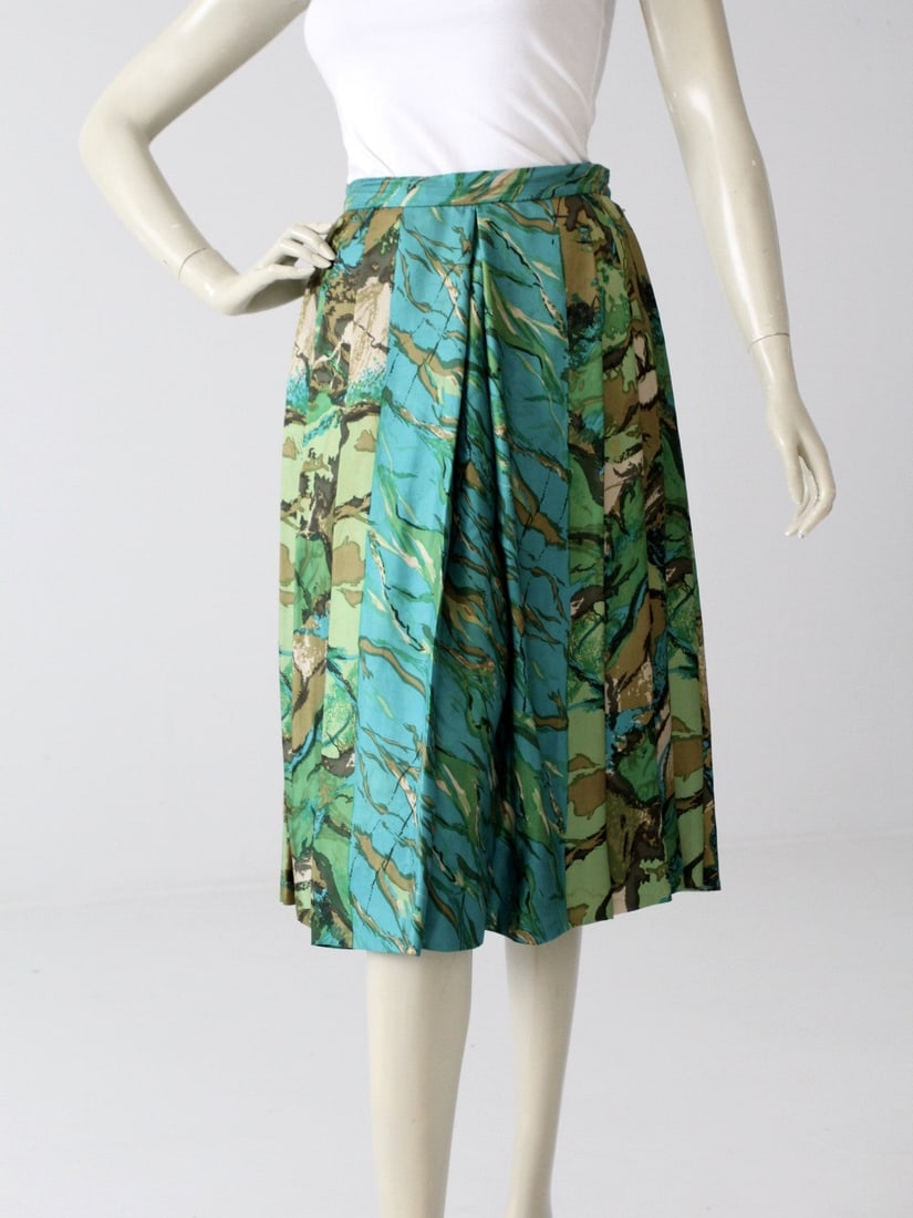 1960s Eddy George Silk Twill Pleated Skirt Watercolor Print: 1960s Eddy George Silk Twill Pleated Skirt Watercolor Print Step into the vibrant world of vintage fashion with this exquisite 1960s pleated skirt by Eddy George for Casual Time California. Crafted fr