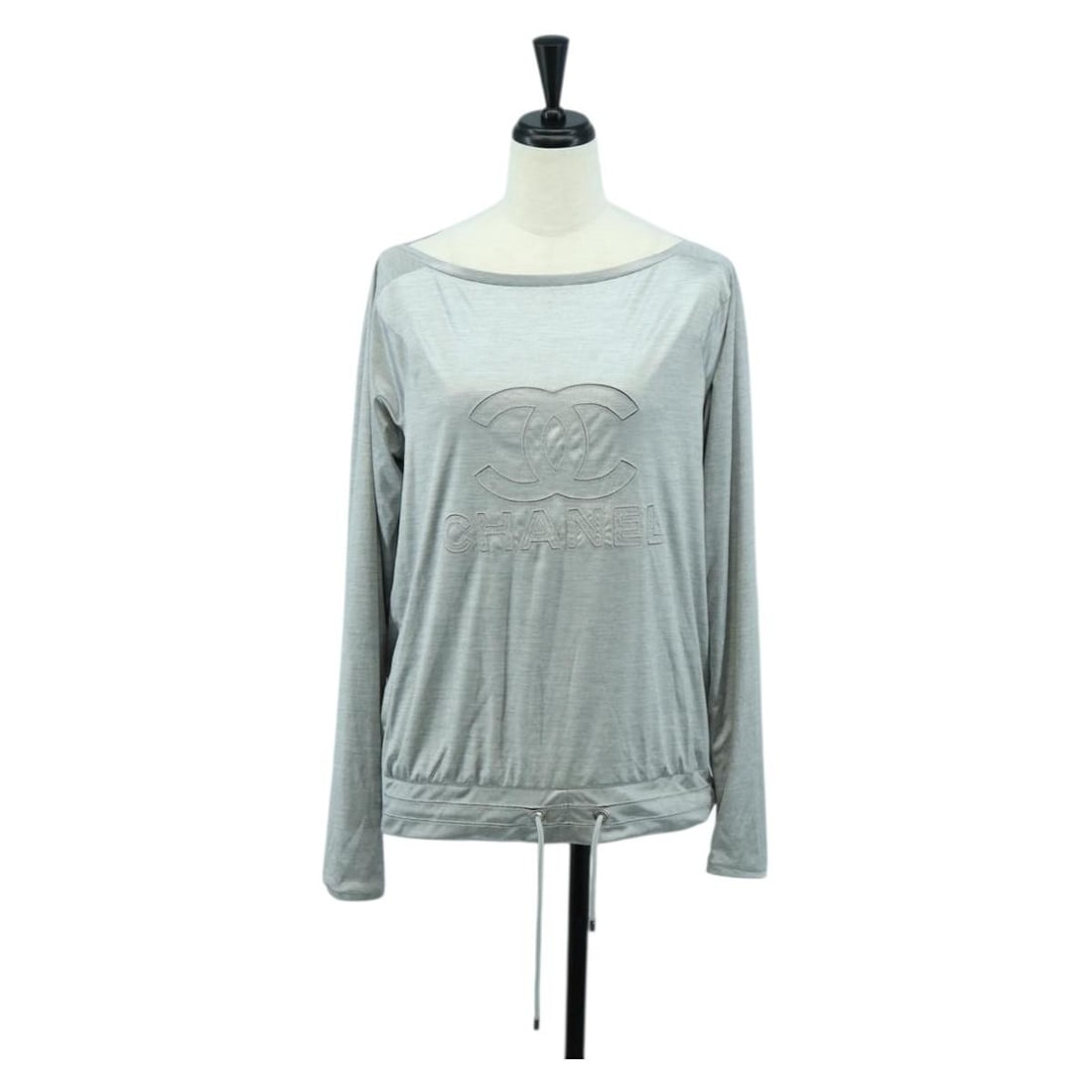 Chanel Silver Rayon Long Sleeve Shirt with CC Logo Size 36: Chanel Silver Rayon Long Sleeve Shirt with CC Logo Size 36 This CHANEL women's long-sleeved T-shirt features the signature CC logo and is crafted from rayon in a silver color. Made in Italy, the top i