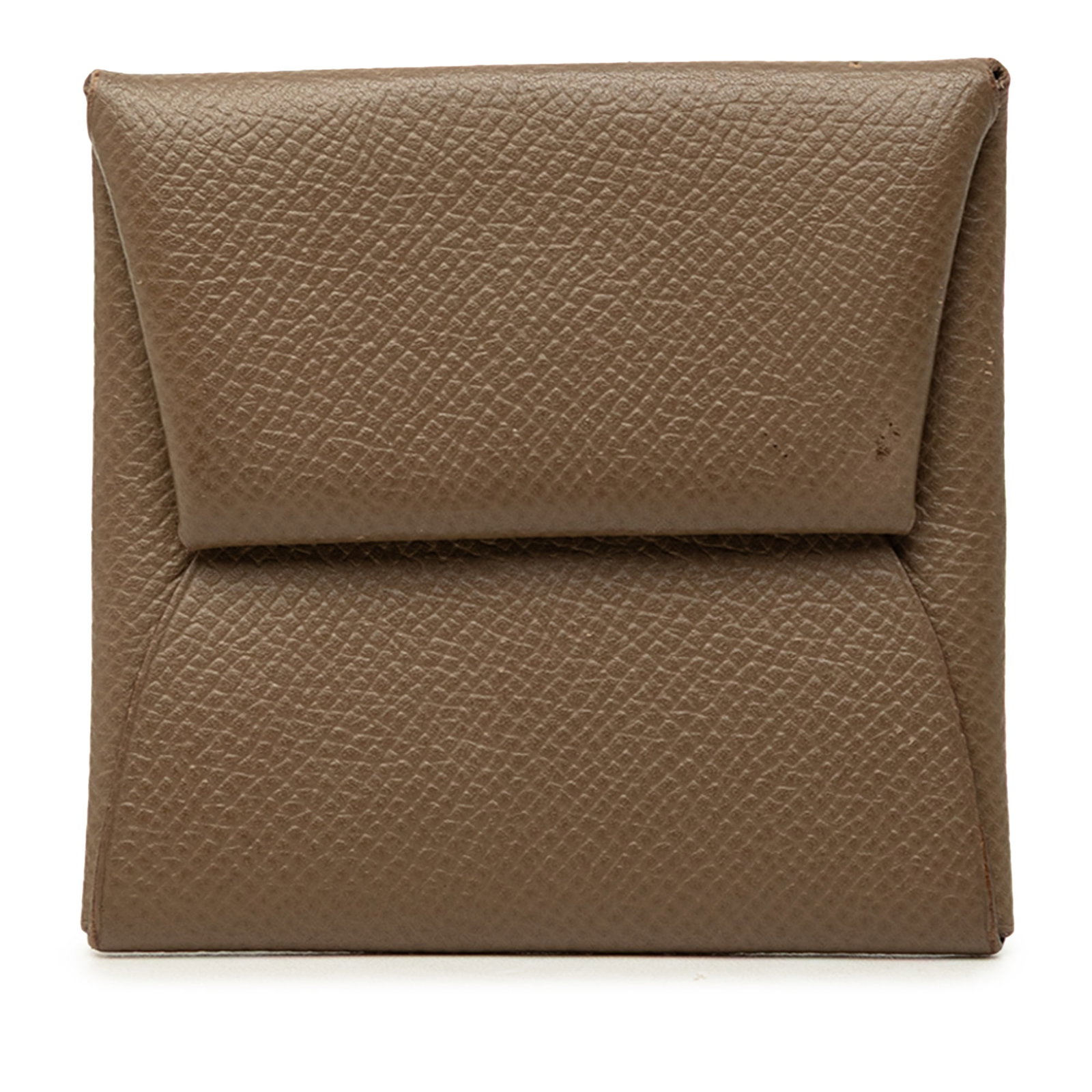 Hermes Bastia coin pouch in brown Epsom leather: Hermes Bastia coin pouch in brown Epsom leather Hermes Bastia change purse crafted in Epsom leather with a snap button closure. This compact coin pouch is made in France and shows visible wear consist