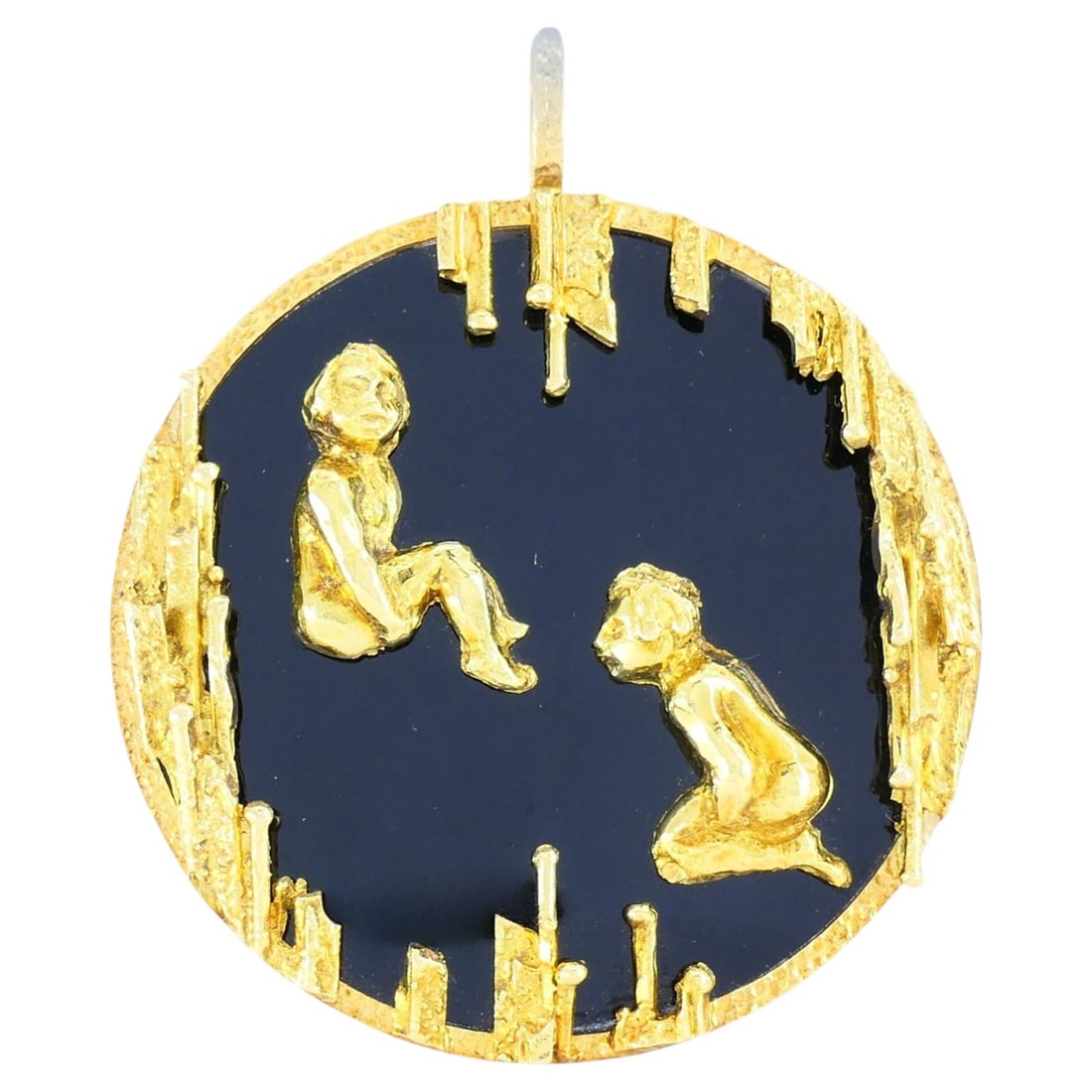 Kutchinsky Gemini Zodiac Pendant in 18k Yellow Gold and Onyx with Box: Kutchinsky Gemini Zodiac Pendant in 18k Yellow Gold and Onyx with Box Vintage 1970s Kutchinsky Gemini zodiac pendant crafted in 18k yellow gold with a polished black onyx ground. It features two sculp