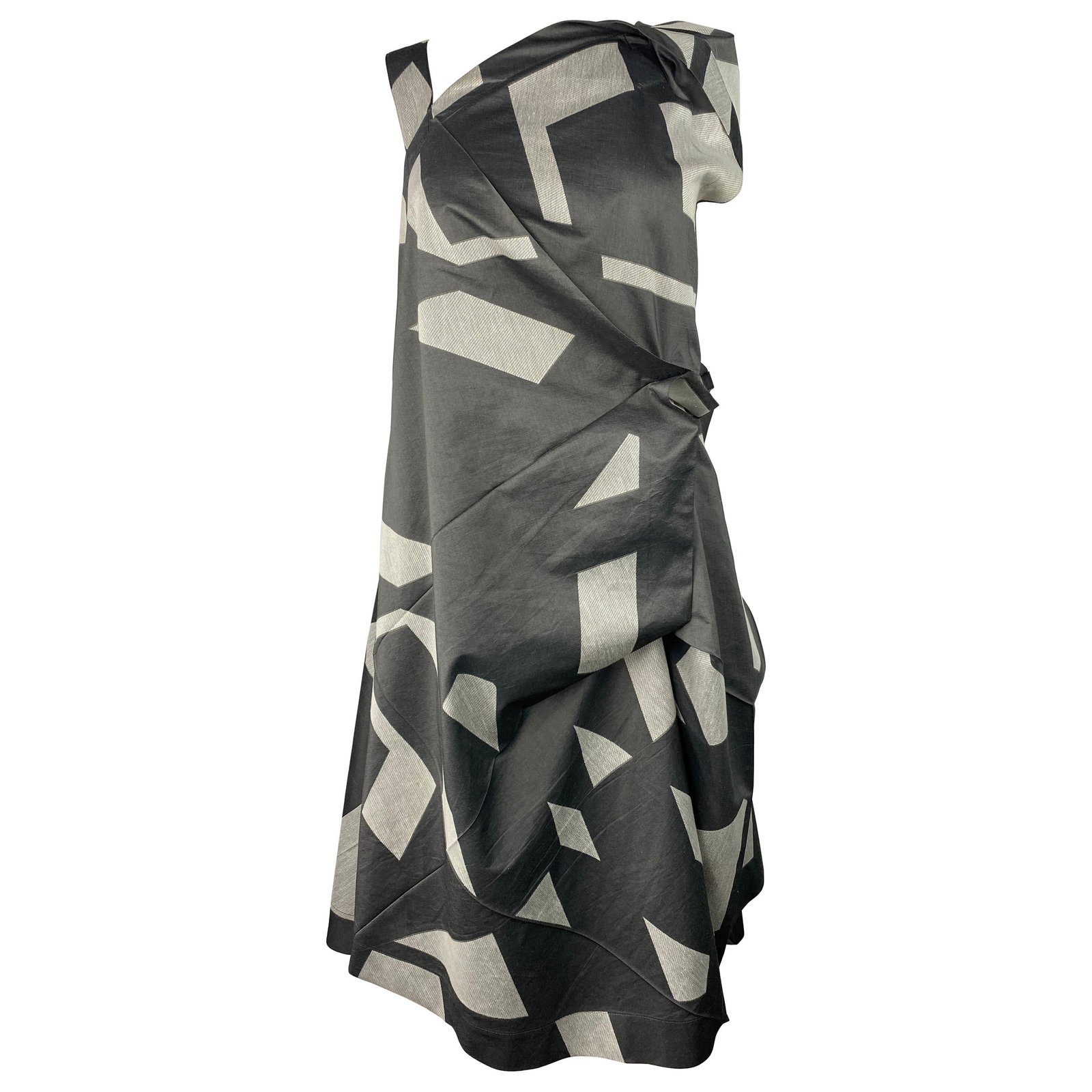 Issey Miyake Size 3 Sleeveless Cotton Midi Dress in Gray: Issey Miyake Size 3 Sleeveless Cotton Midi Dress in Gray Grey cotton sleeveless midi dress by Issey Miyake with an asymmetrical design and grey and white geometric shapes pattern. It features a side c