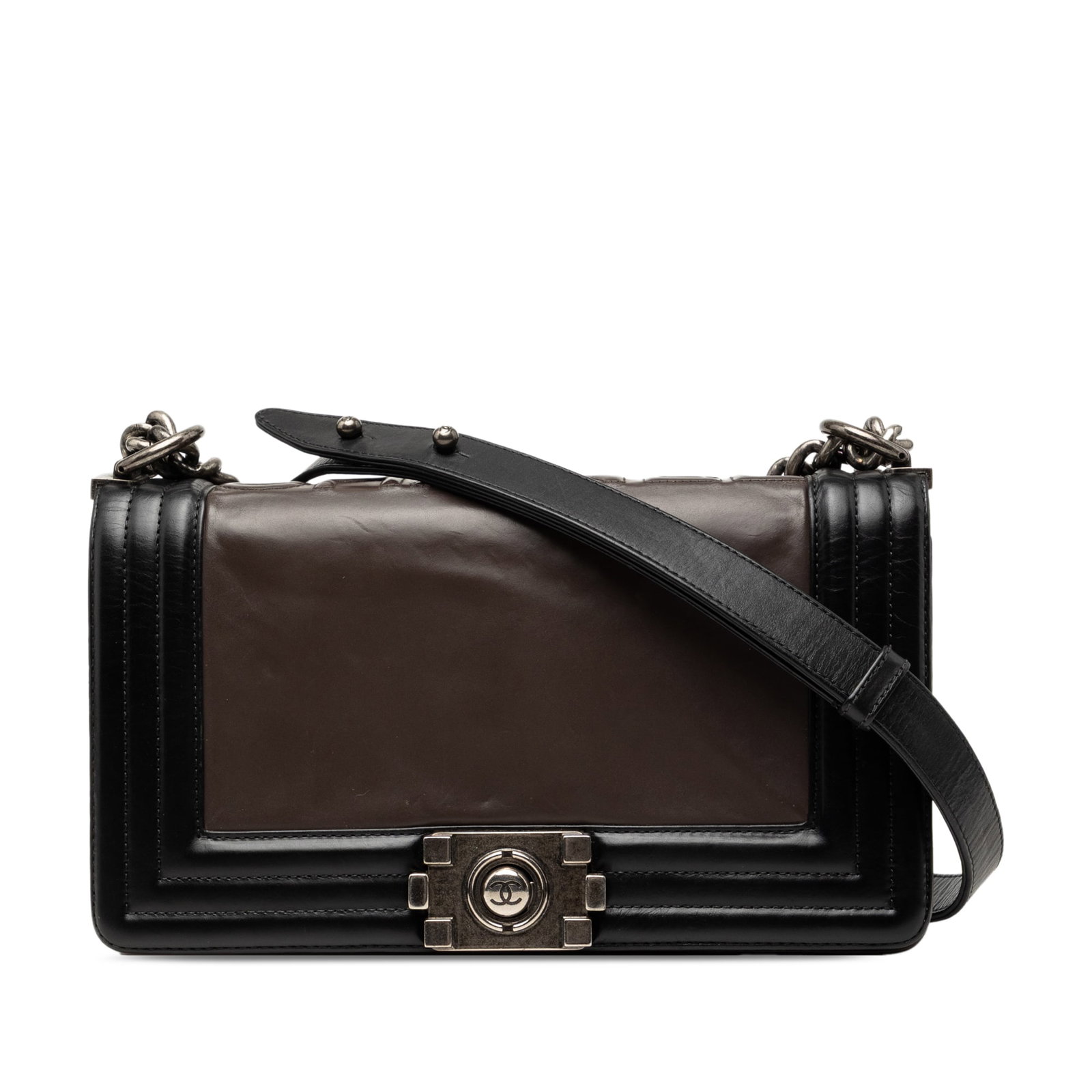 Chanel Boy Flap Old Medium bicolor glazed calfskin bag: Chanel Boy Flap Old Medium bicolor glazed calfskin bag Chanel Old Medium Bicolor Glazed Calfskin Boy Flap bag crafted in leather with a chain link shoulder strap and leather guard. The design features