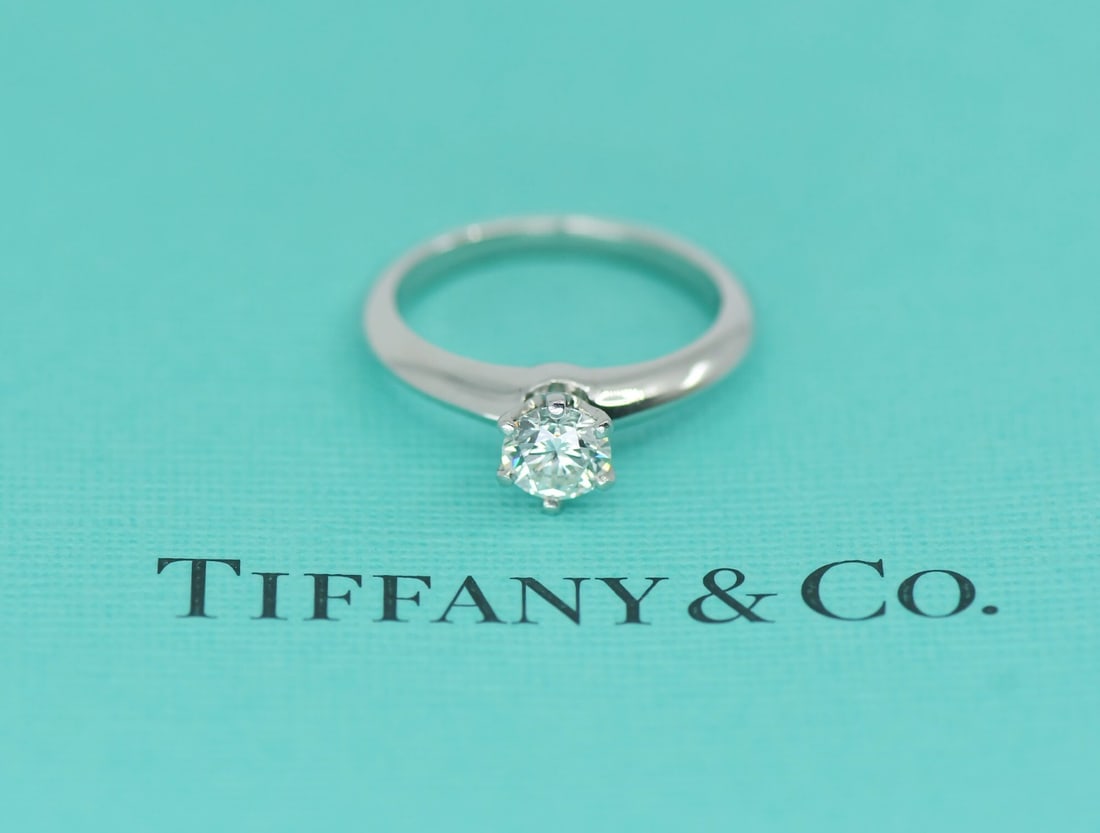 Tiffany & Co Platinum 0.61ct Round Diamond Engagement Ring Size 6: Tiffany & Co Platinum 0.61ct Round Diamond Engagement Ring Size 6 This pre-owned Tiffany & Co. engagement ring features a 0.61 carat round diamond with an I color and VS1 clarity, set in high-purity p