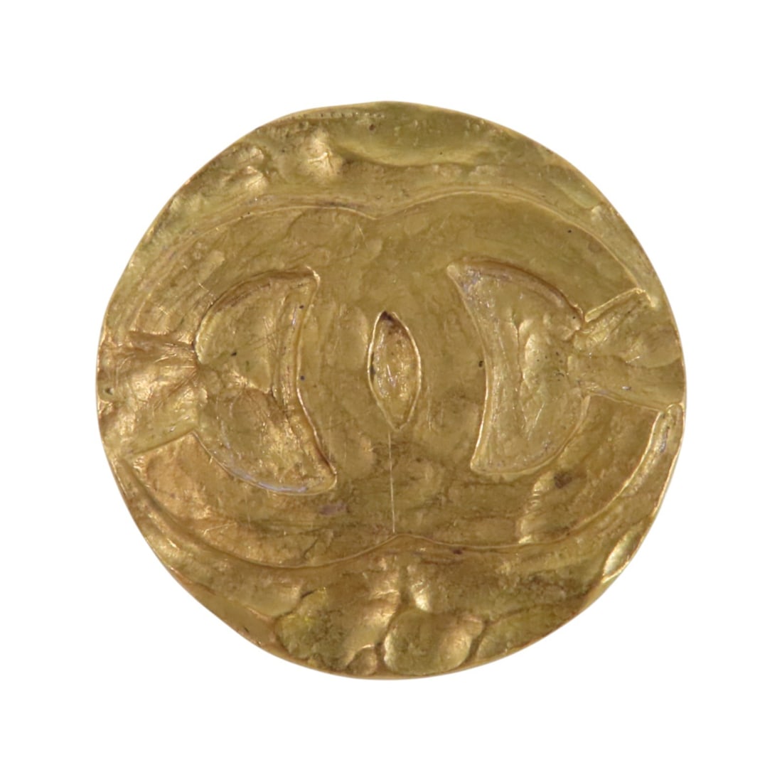 CHANEL 94A CC Round Brooch Gold Tone Metal Vintage: CHANEL 94A CC Round Brooch Gold Tone Metal Vintage Vintage CHANEL CC brooch in a round design with a gold tone metal finish. The item is identified as model 94A and is in very good AB condition. Acces