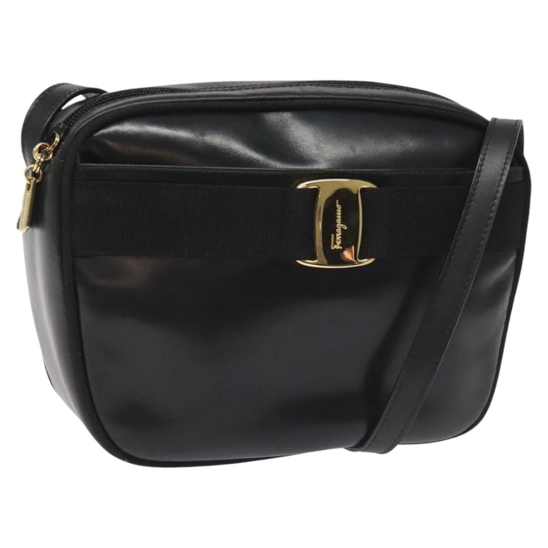 Salvatore Ferragamo Vara Bow Camera Bag Black Leather: Salvatore Ferragamo Vara Bow Camera Bag Black Leather Salvatore Ferragamo Vara Bow camera bag in black leather. This women's bag is presented in good vintage condition with honest wear. Noted conditio