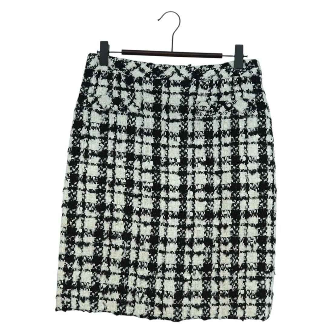 Chanel Cotton Tweed Skirt Black and White Size 36 France: Chanel Cotton Tweed Skirt Black and White Size 36 France This CHANEL skirt features a classic black and white tweed design crafted from cotton. Designed for women, it is made in France and showcases t