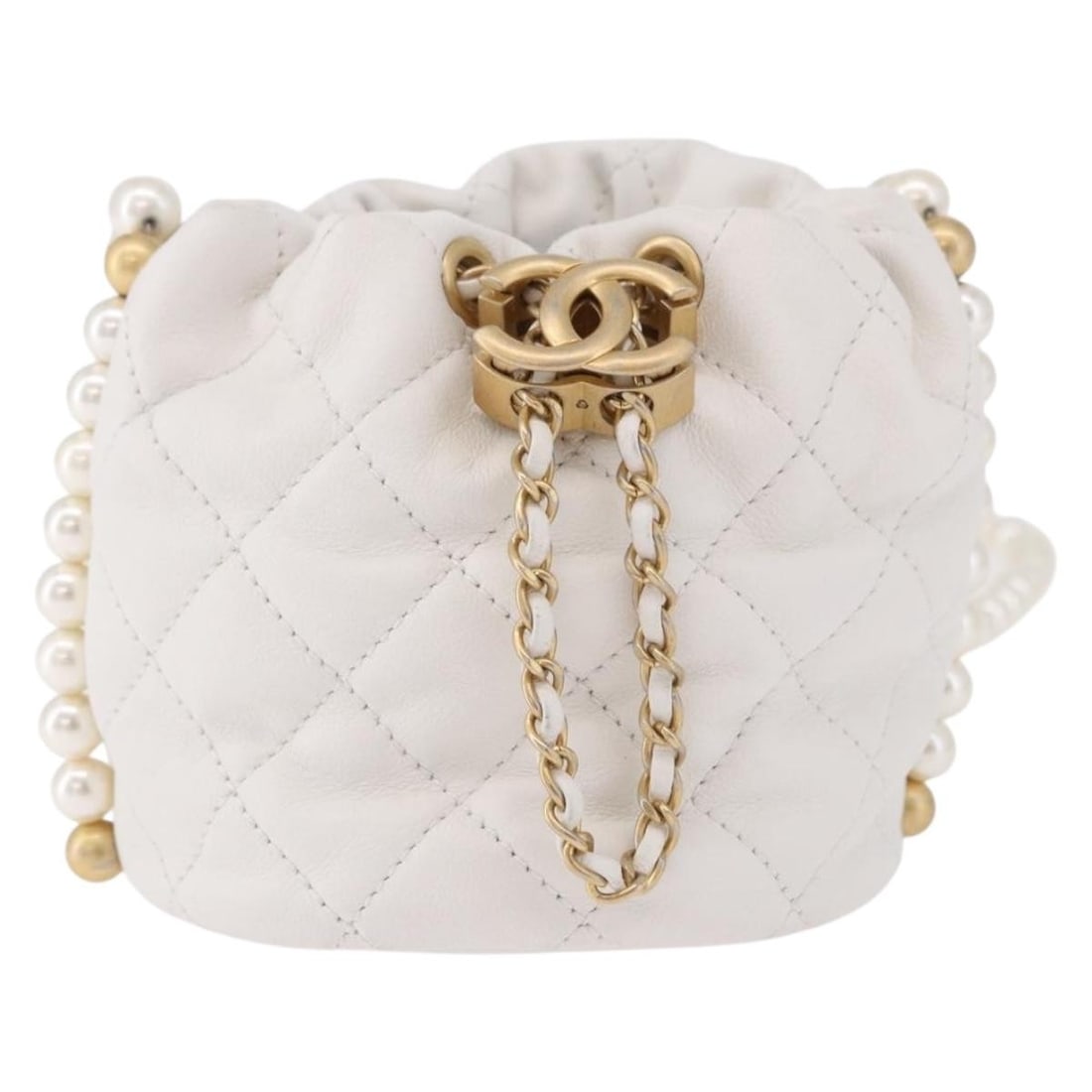 Chanel About Pearls Bucket Bag White Quilted Calfskin: Chanel About Pearls Bucket Bag White Quilted Calfskin A Chanel About Pearls Bucket bag in white quilted calfskin leather. This female bag was made in Italy and measures 10.5 cm x 11 cm x 10.5 cm. Cond